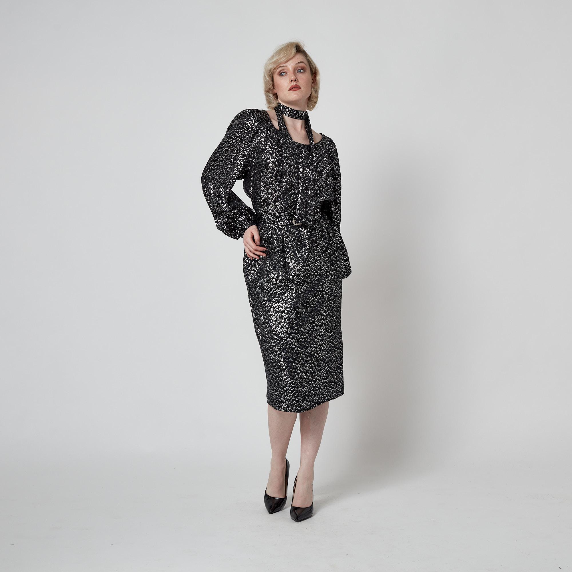 Traje de falda cojo negro y plateado de Christian Dior de los años 70 (4 piezas) en venta 9