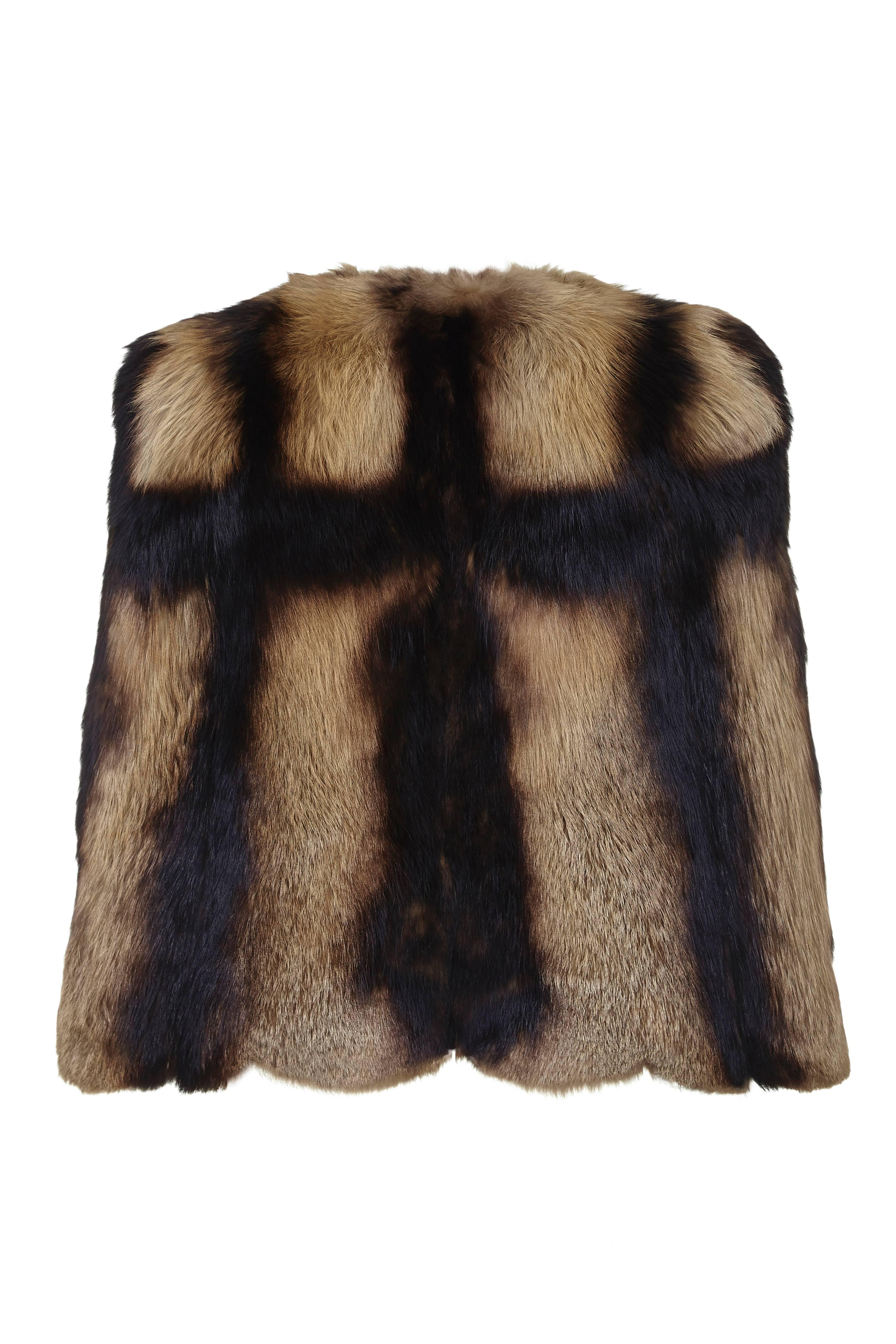 This is a superb example of a 1940s fox fur cape in a two-tone graduated colour.  The cape has gently scalloped bottom edges and 2 slide slits for your hands to sit on show towards the front.  These arm holes are invisible set that so that the cape