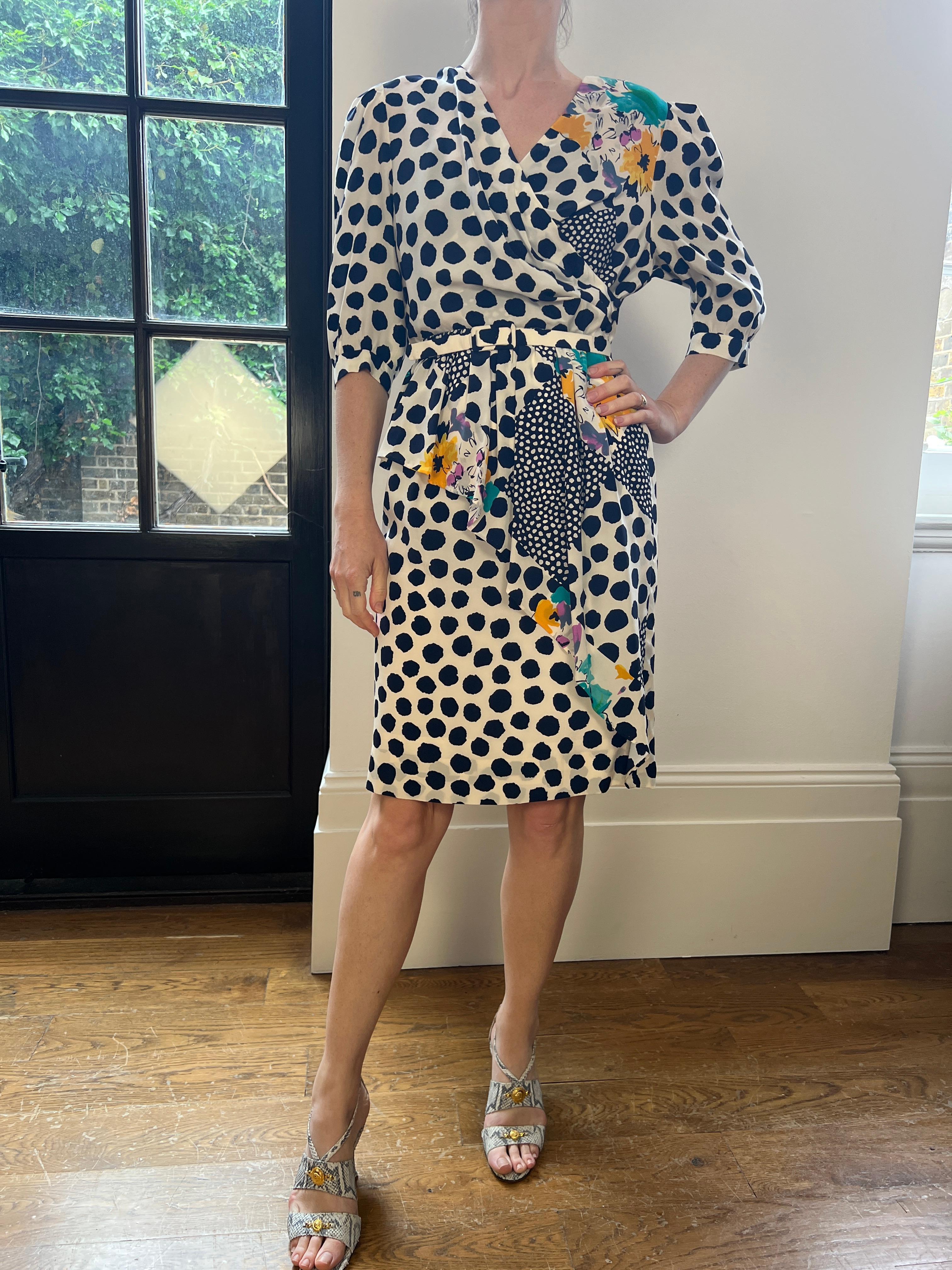 Robe à pois et à fleurs bleu marine et blanc des années 1980 en vente 1