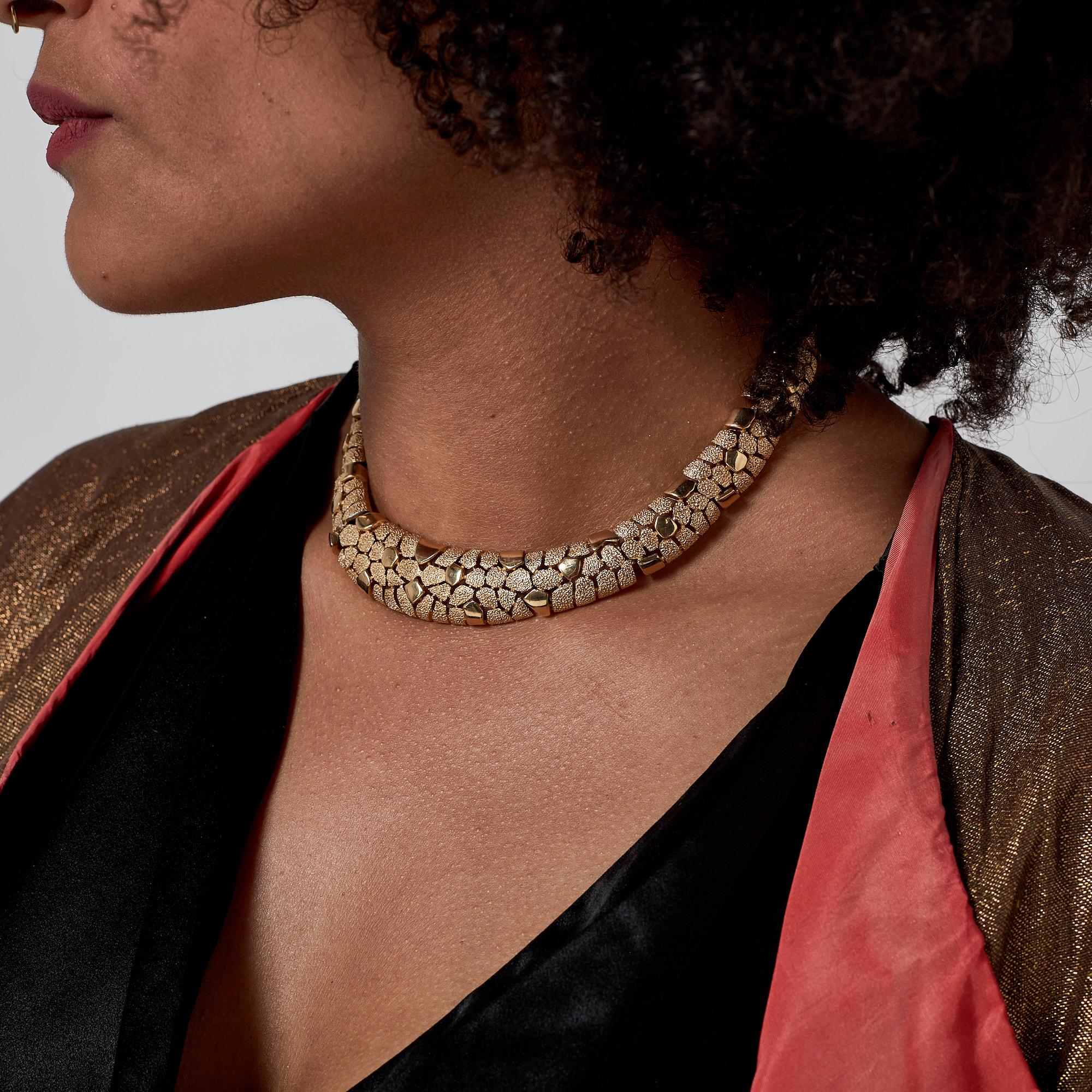 Trifari, collier articulé texturé en or, années 1960 en vente 1
