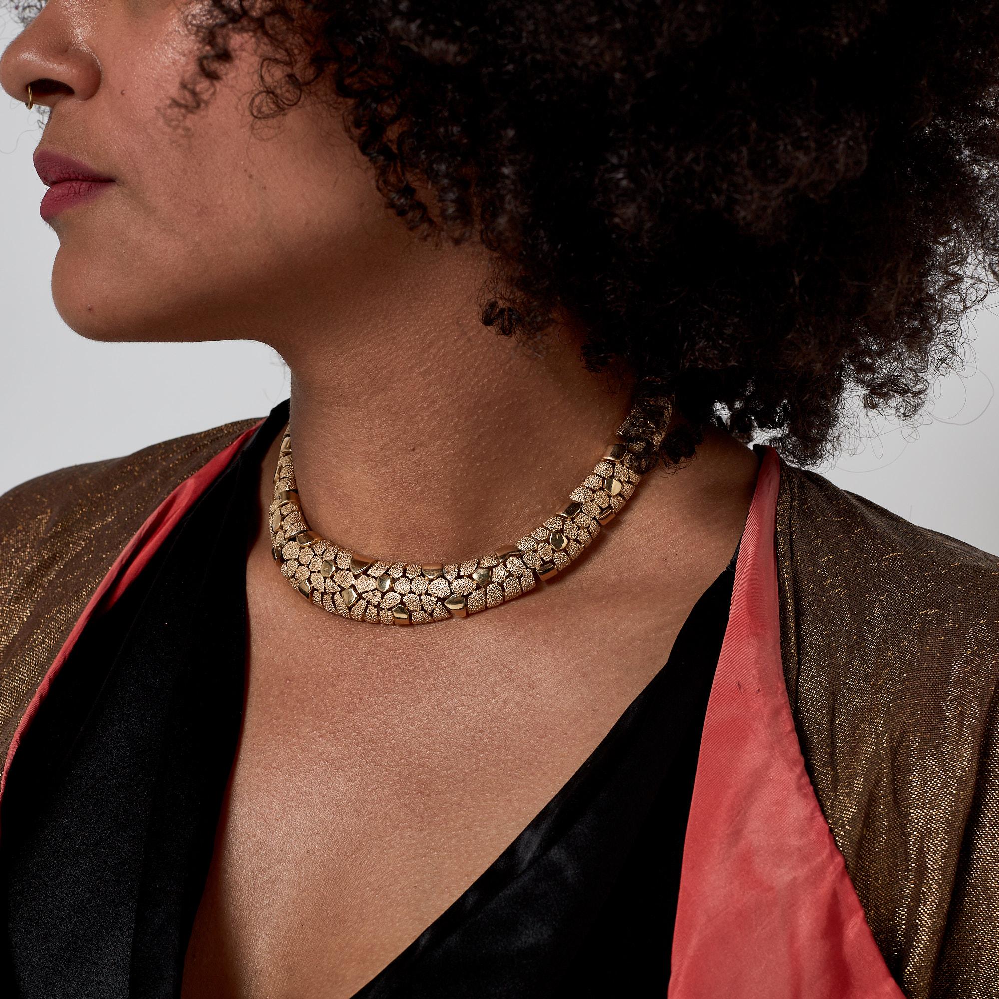 Trifari, collier articulé texturé en or, années 1960 en vente 2