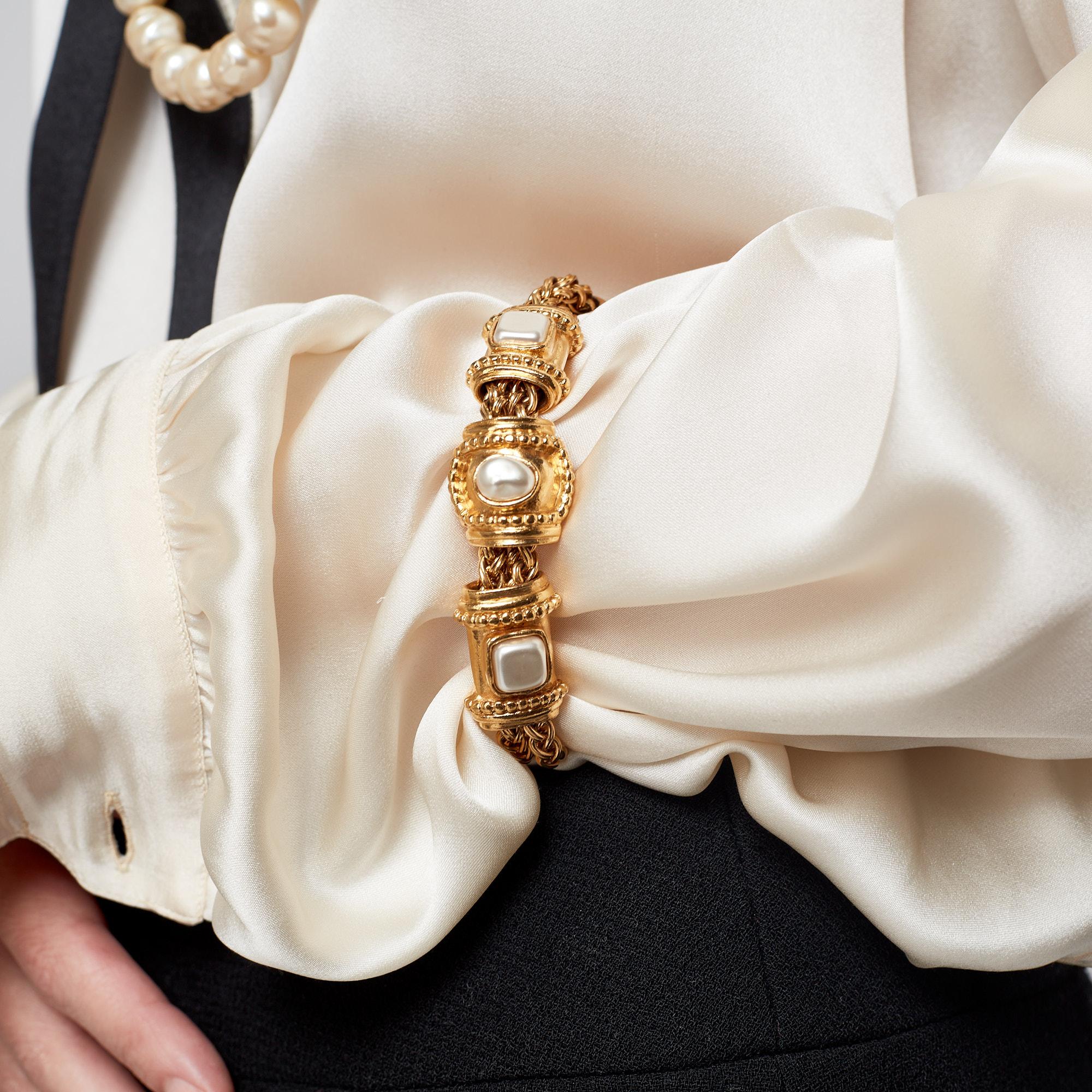 1996 Chanel Pulsera etrusca de oro y perlas en venta 1