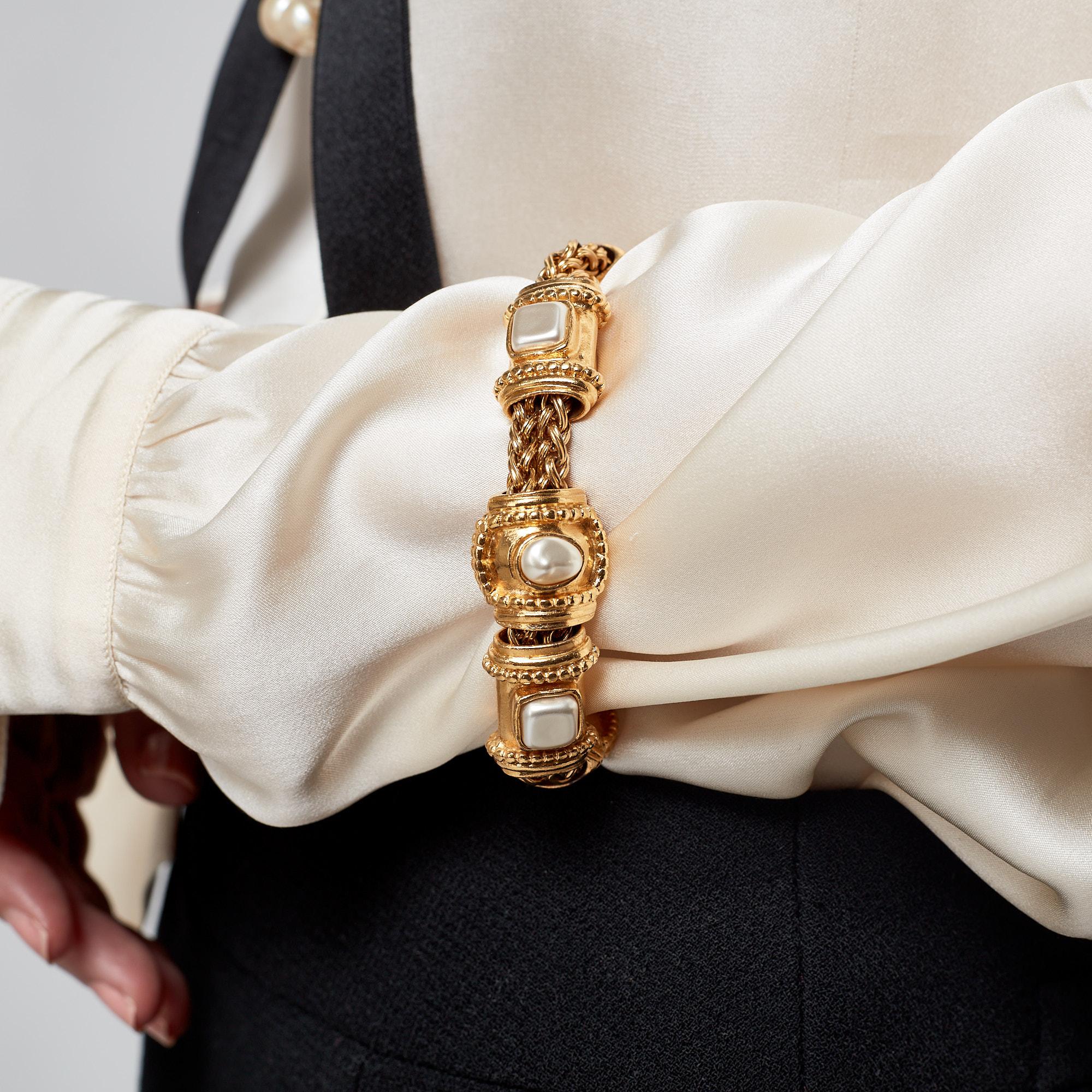 1996 Chanel Pulsera etrusca de oro y perlas en venta 2