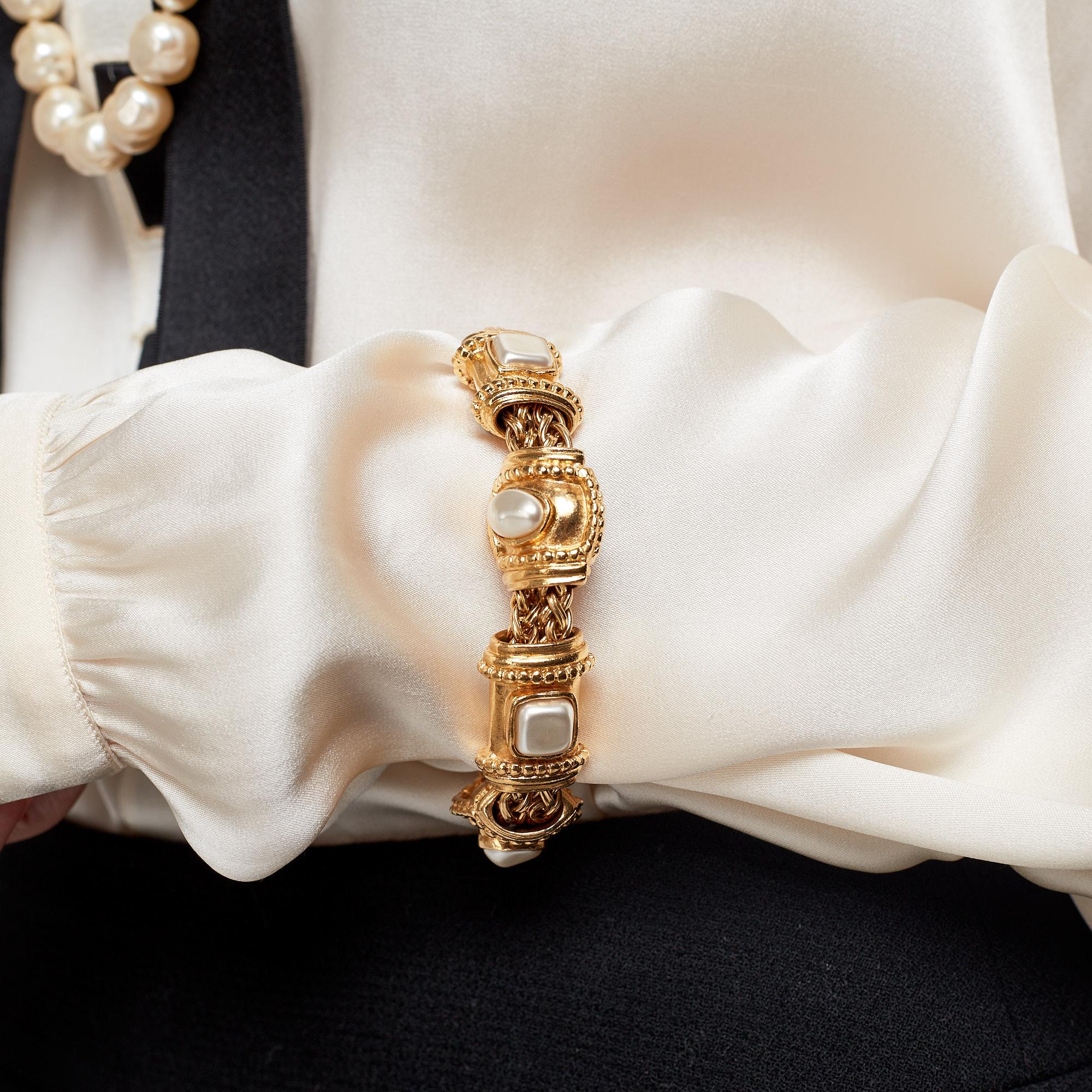 1996 Chanel Pulsera etrusca de oro y perlas en venta 3