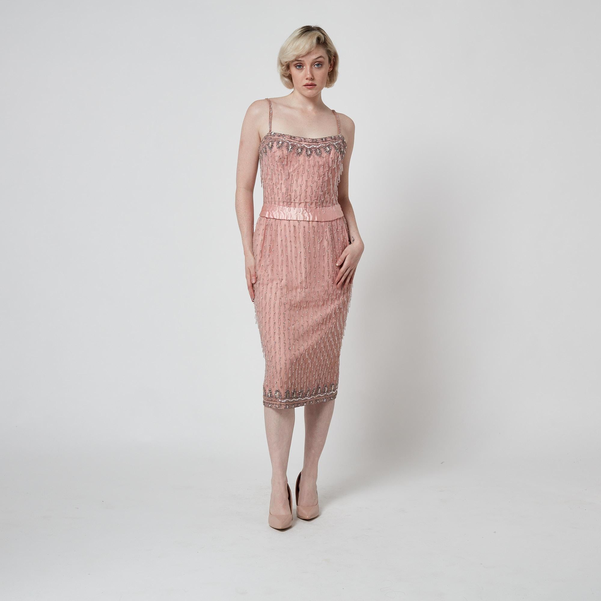1950er Couture Rosa Perlen- und Paillettenkleid mit Mesh-Overlay im Angebot 1