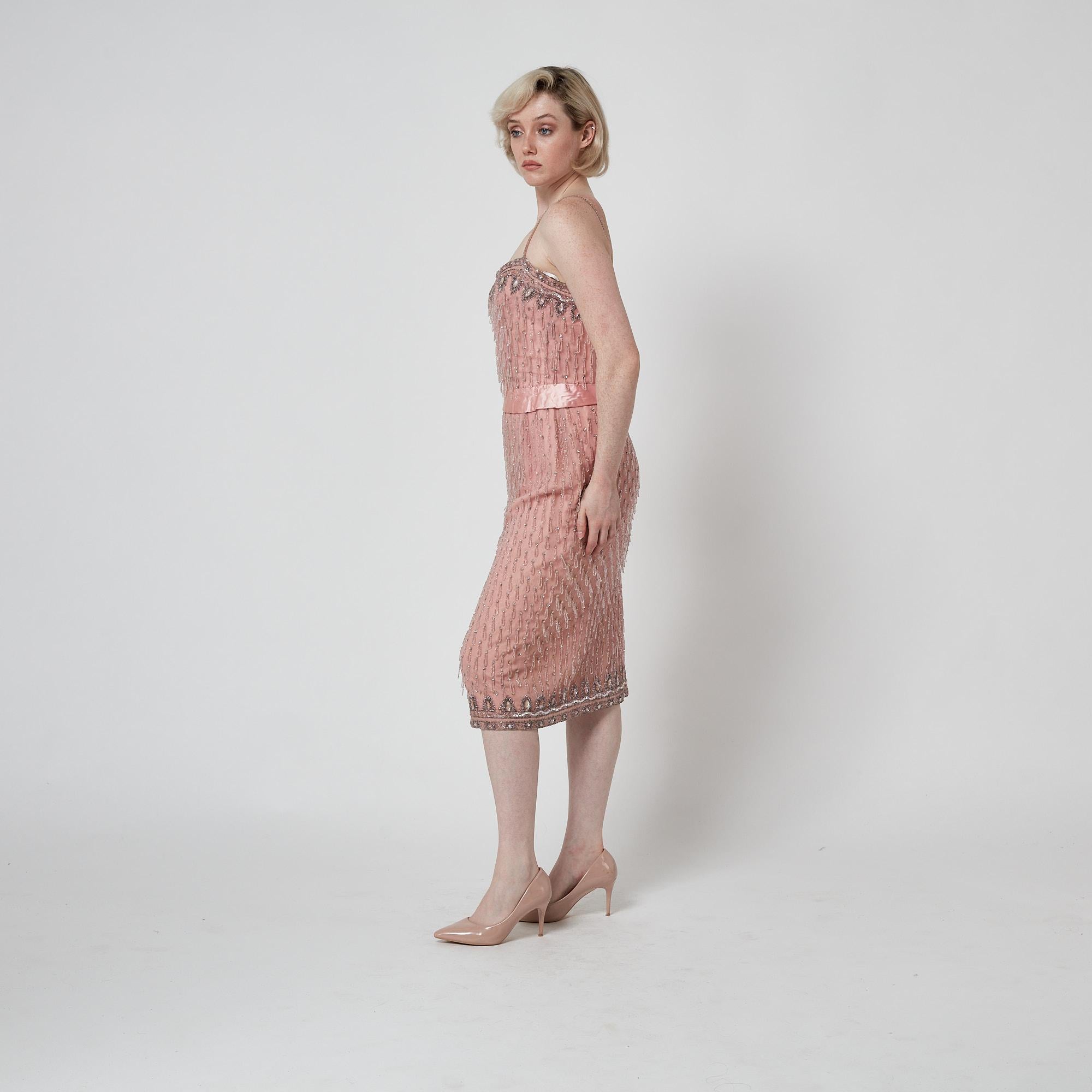 1950er Couture Rosa Perlen- und Paillettenkleid mit Mesh-Overlay im Angebot 2