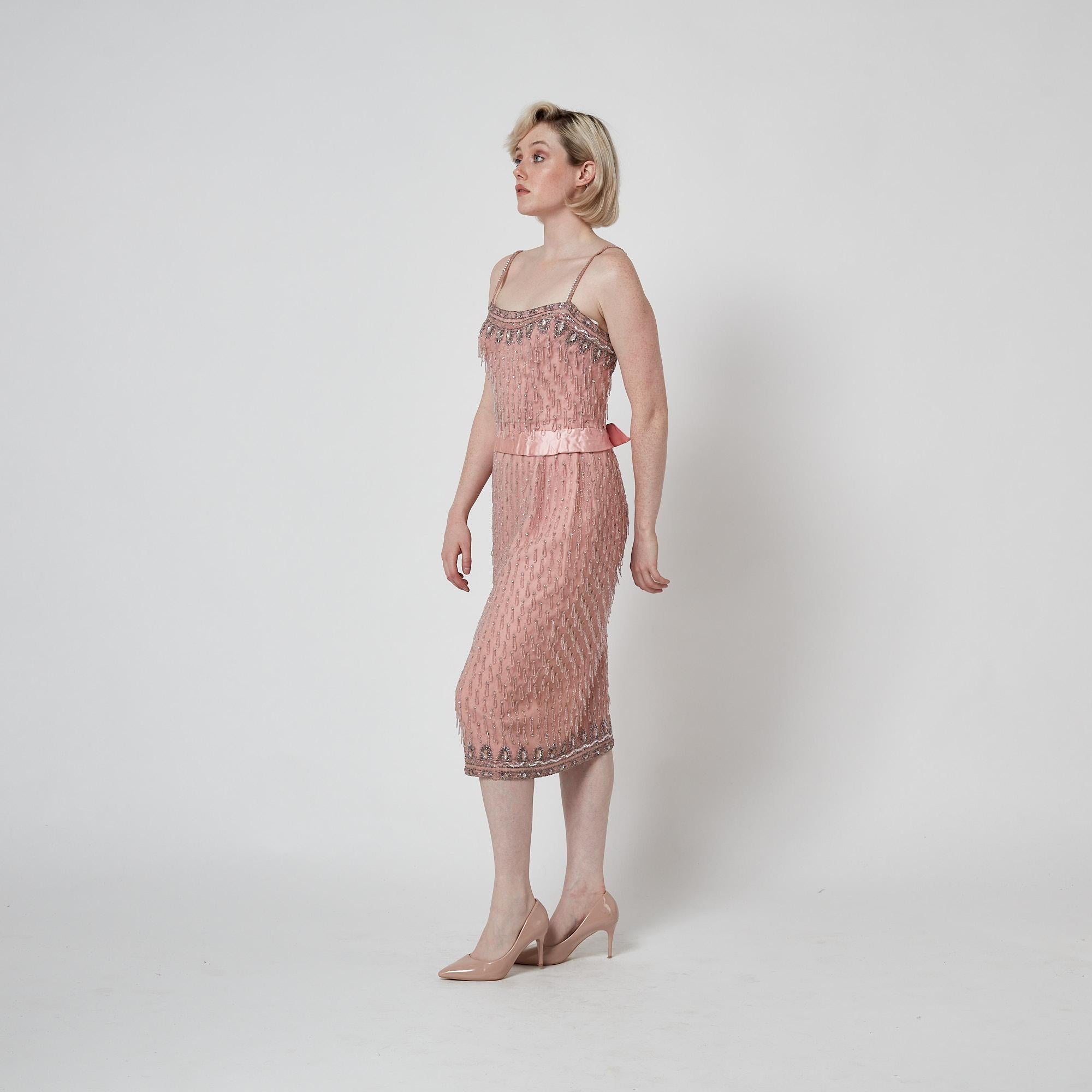 1950er Couture Rosa Perlen- und Paillettenkleid mit Mesh-Overlay im Angebot 3