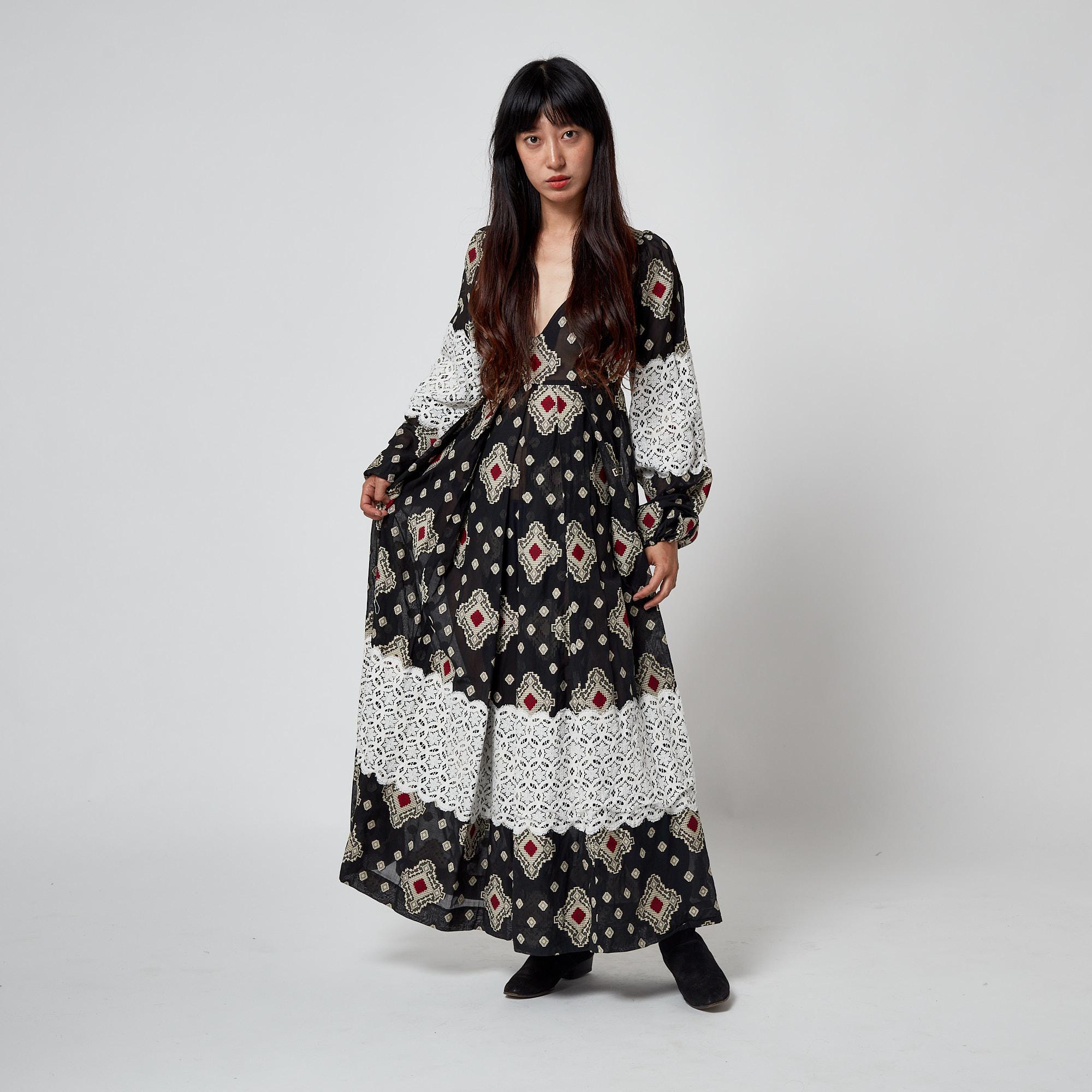 Thea Porter Robe longue imprimée en coton tissé avec superposition de dentelle, 1971 en vente 2