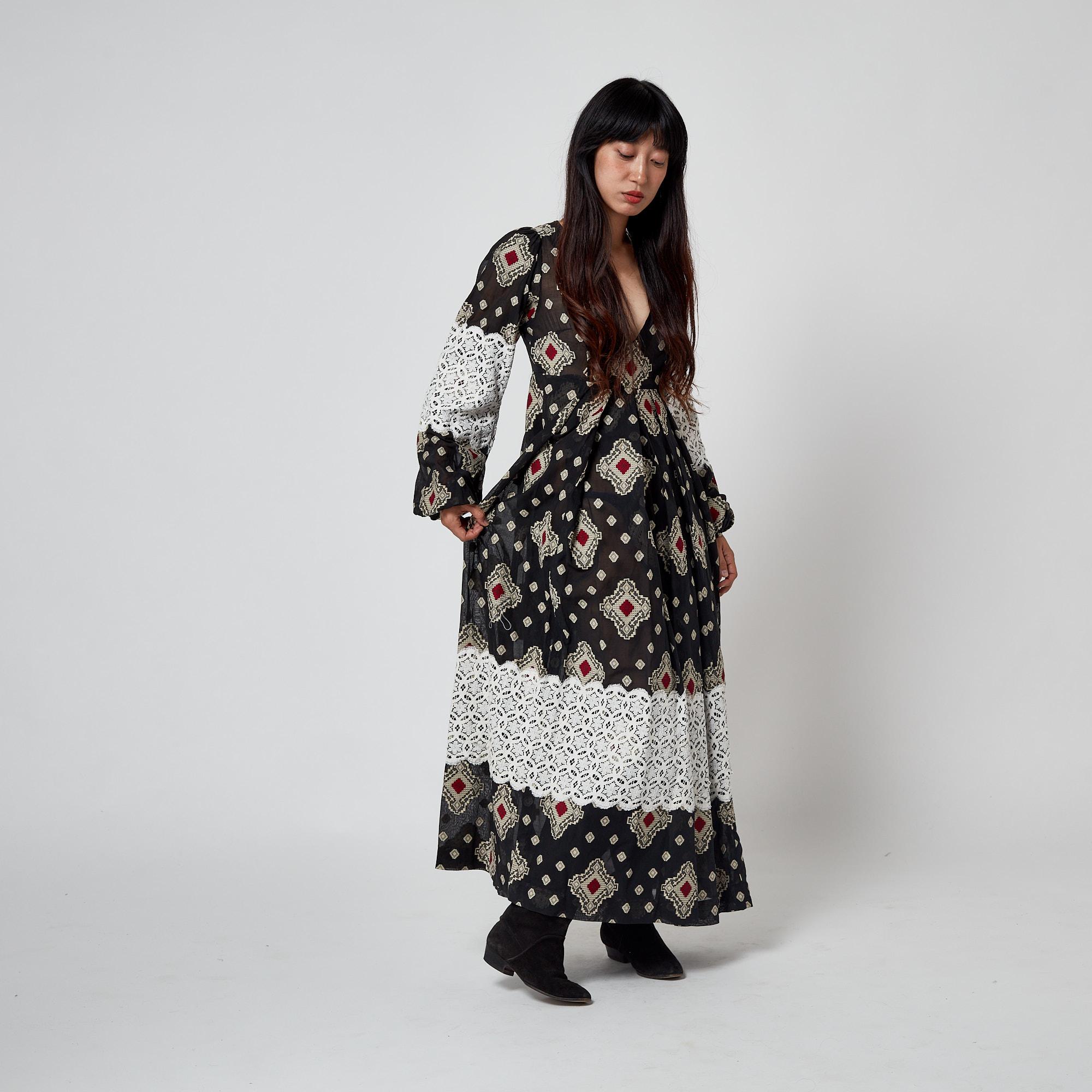 Thea Porter Robe longue imprimée en coton tissé avec superposition de dentelle, 1971 en vente 3
