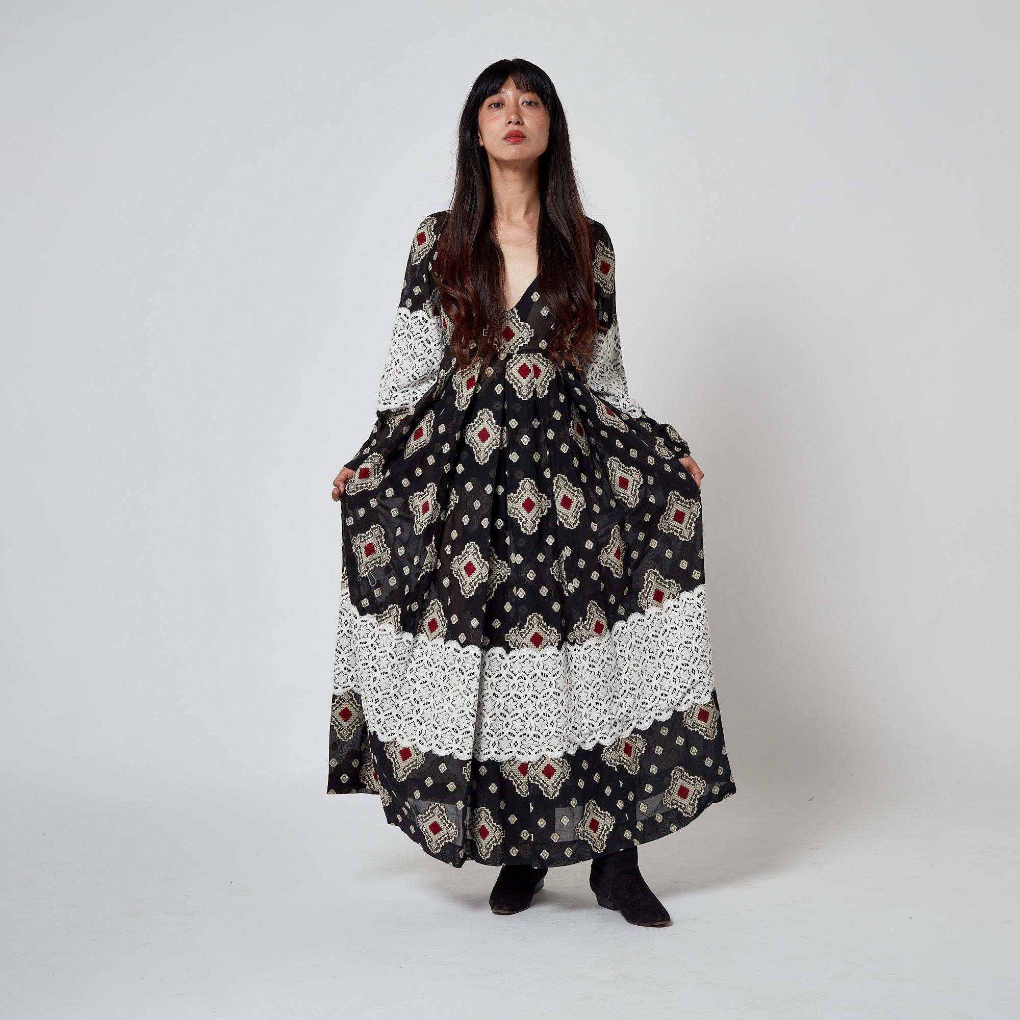 Thea Porter Robe longue imprimée en coton tissé avec superposition de dentelle, 1971 en vente 4
