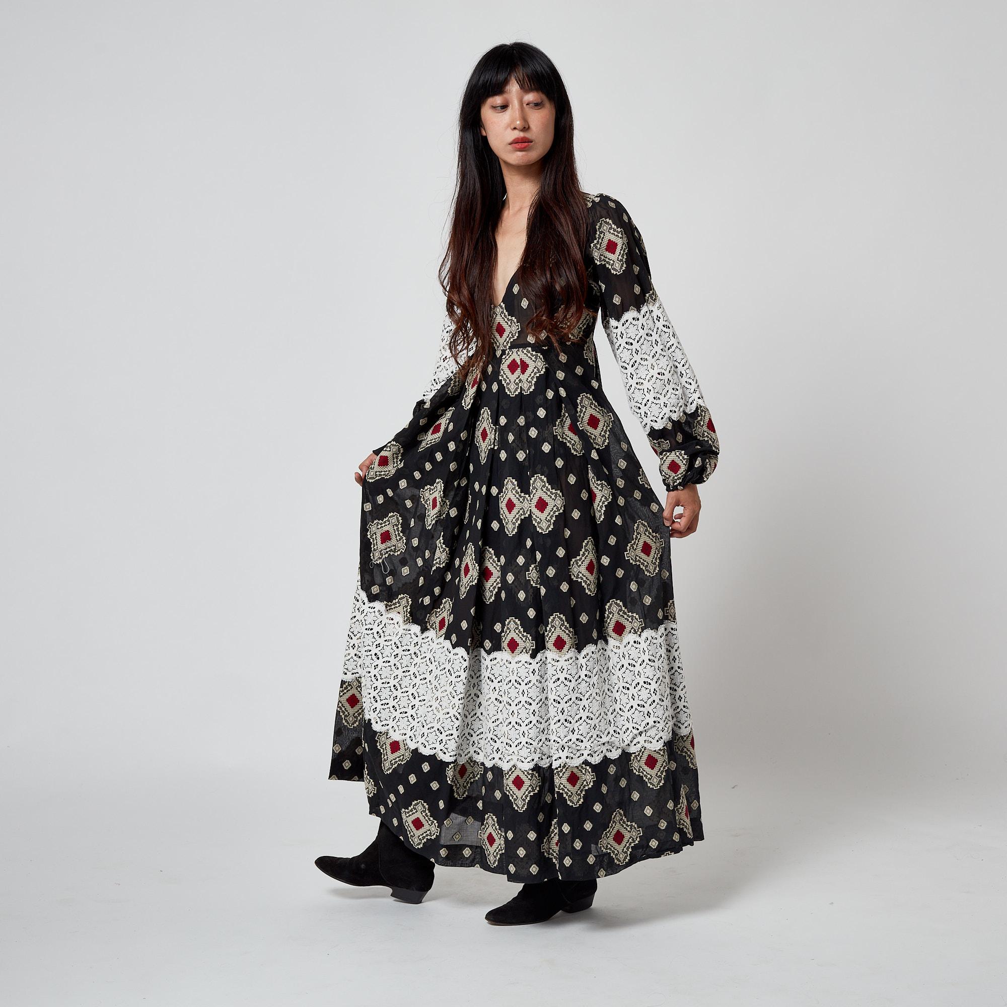 Thea Porter Robe longue imprimée en coton tissé avec superposition de dentelle, 1971 en vente 5