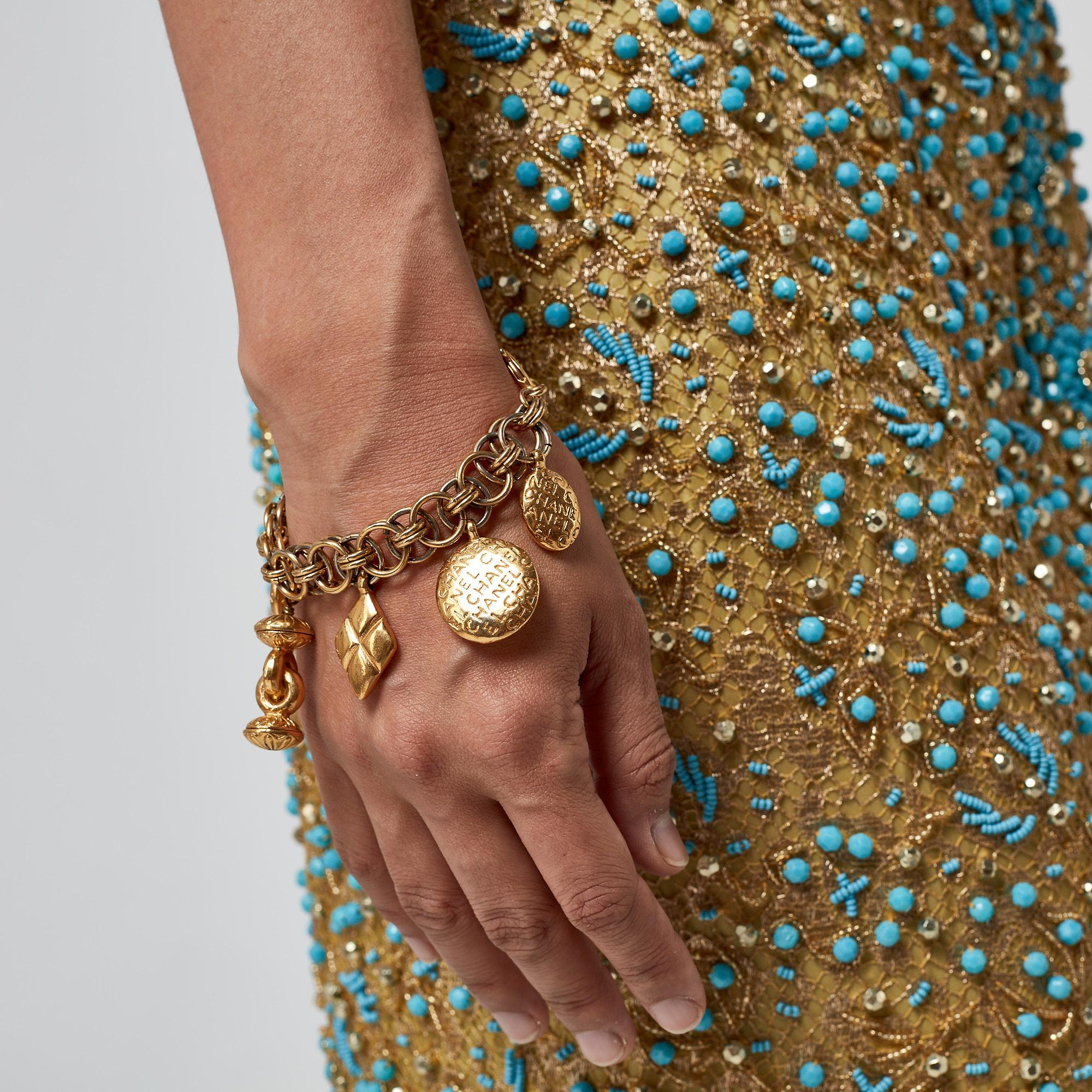 Chanel de los años 80 Pulsera de oro con cadena de sellos en venta 1