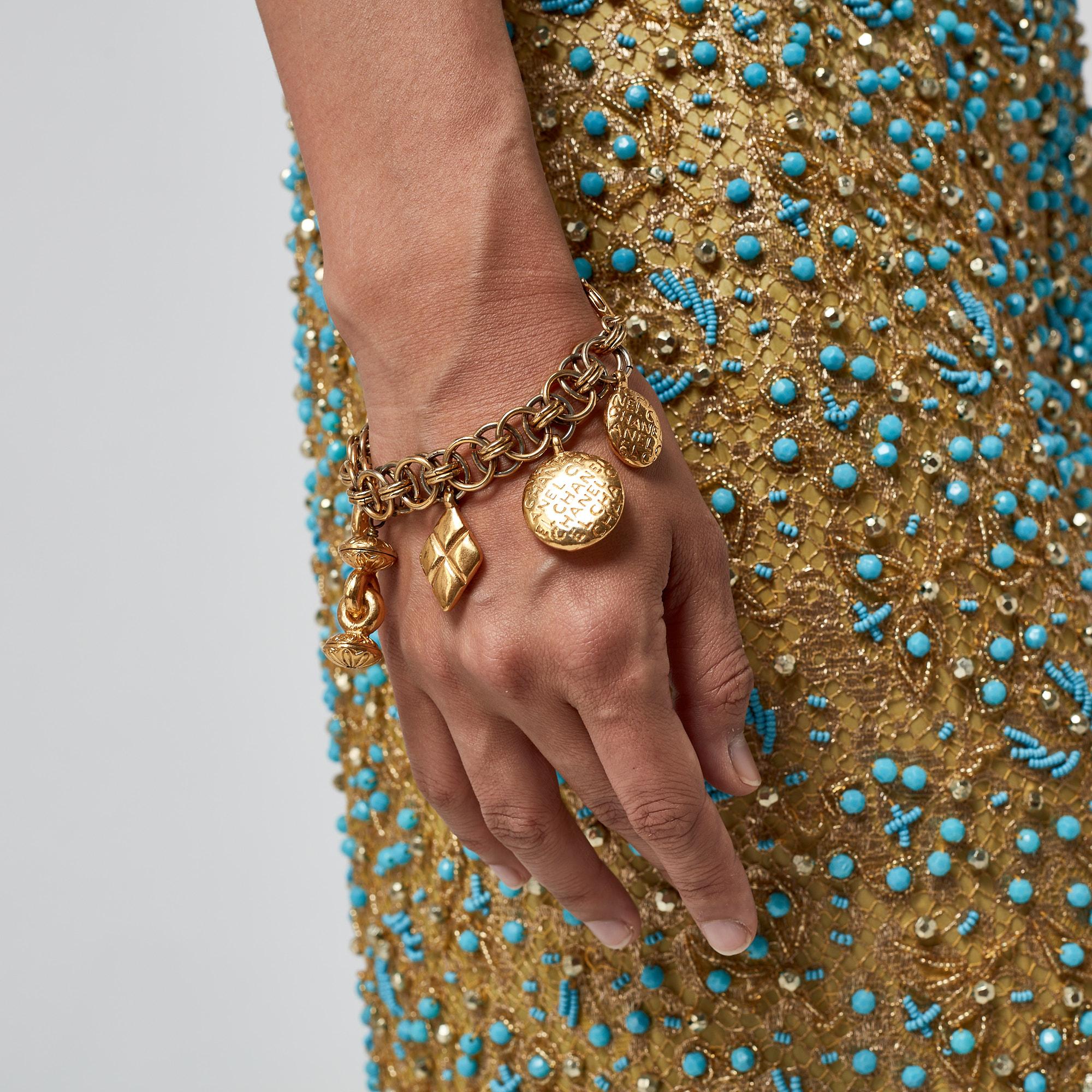 Chanel de los años 80 Pulsera de oro con cadena de sellos en venta 2