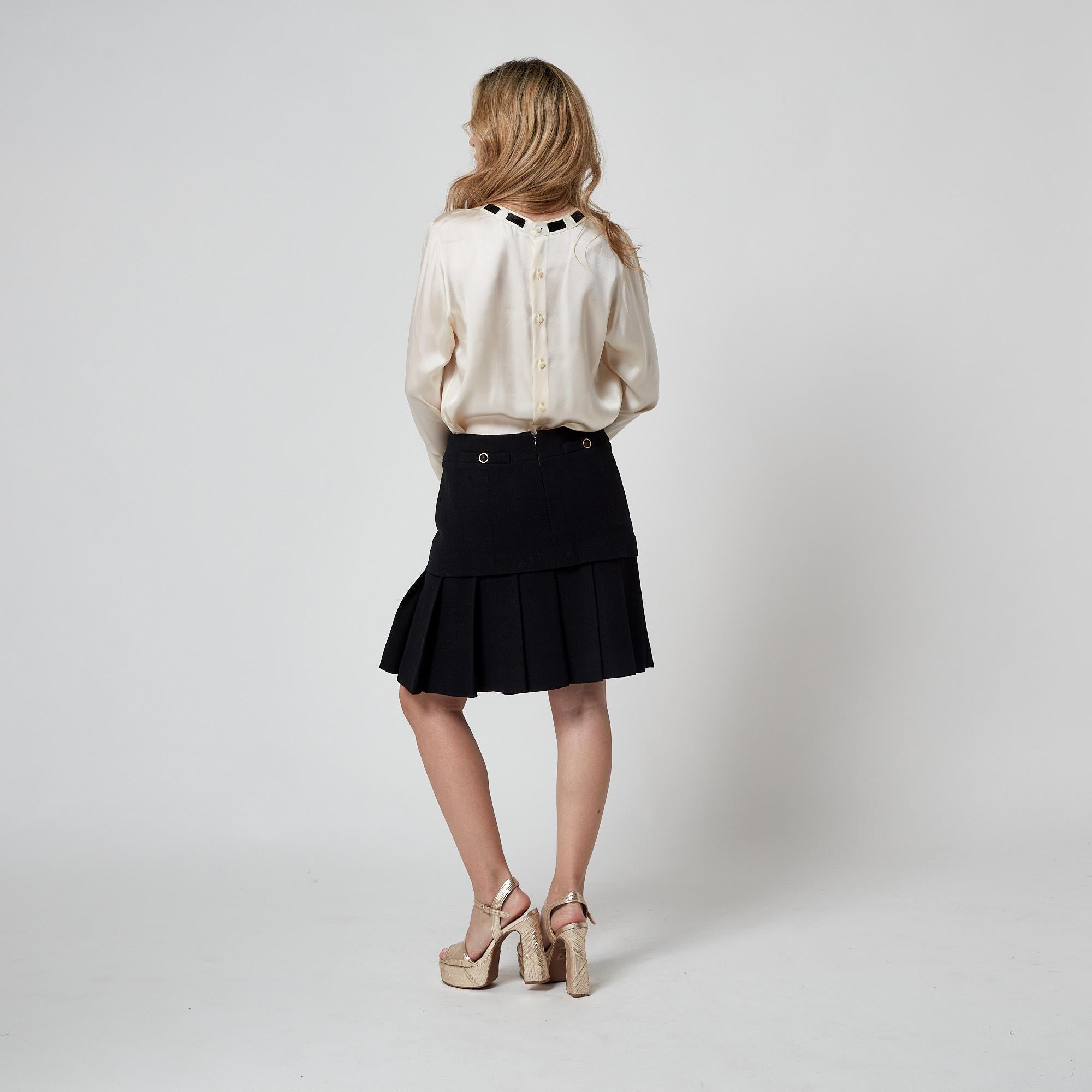 1985 Runway Chanel Mini gonna in lana nera a doppio strato in vendita 6