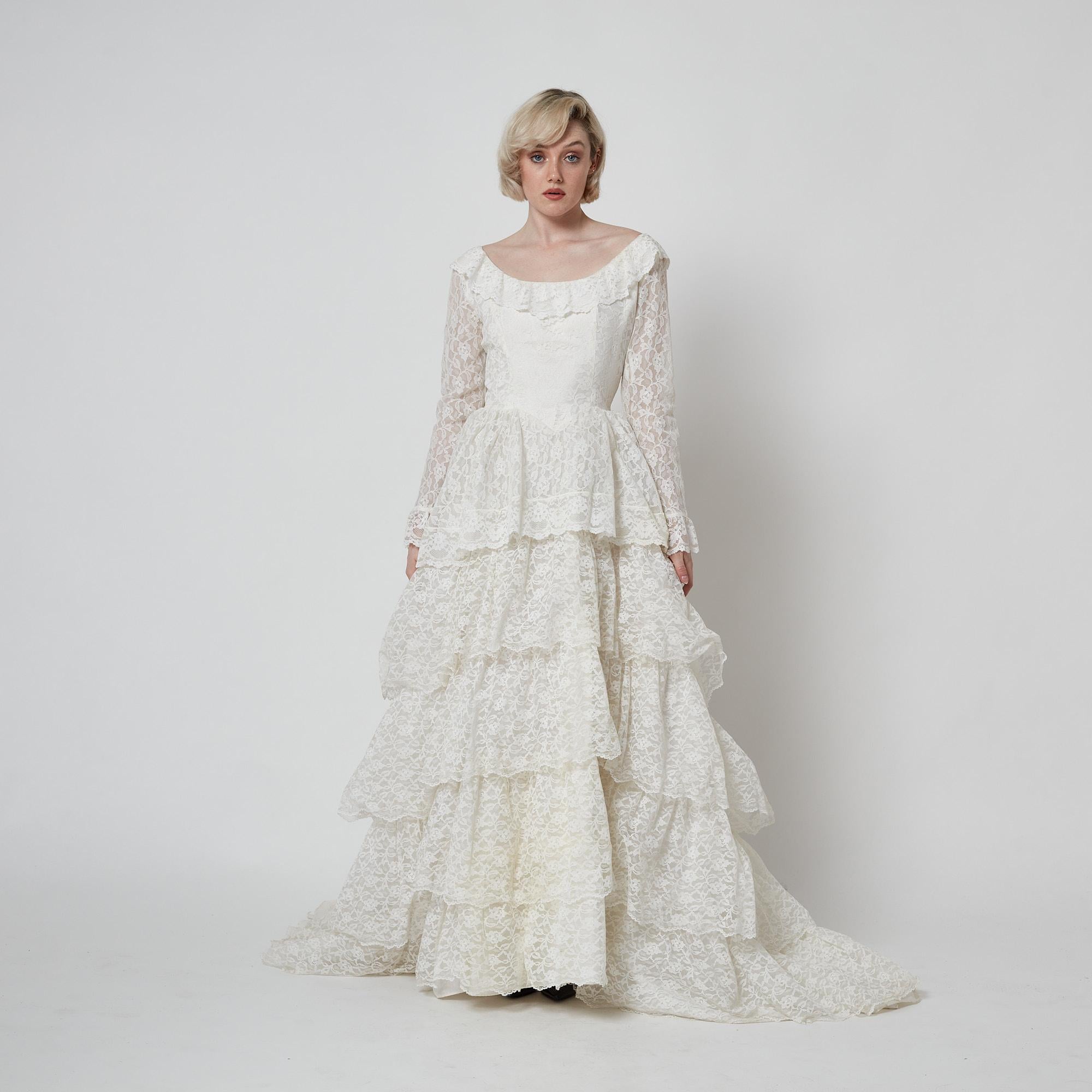 Robe de mariée à cinq niveaux avec encolure large des années 1970 en vente 1