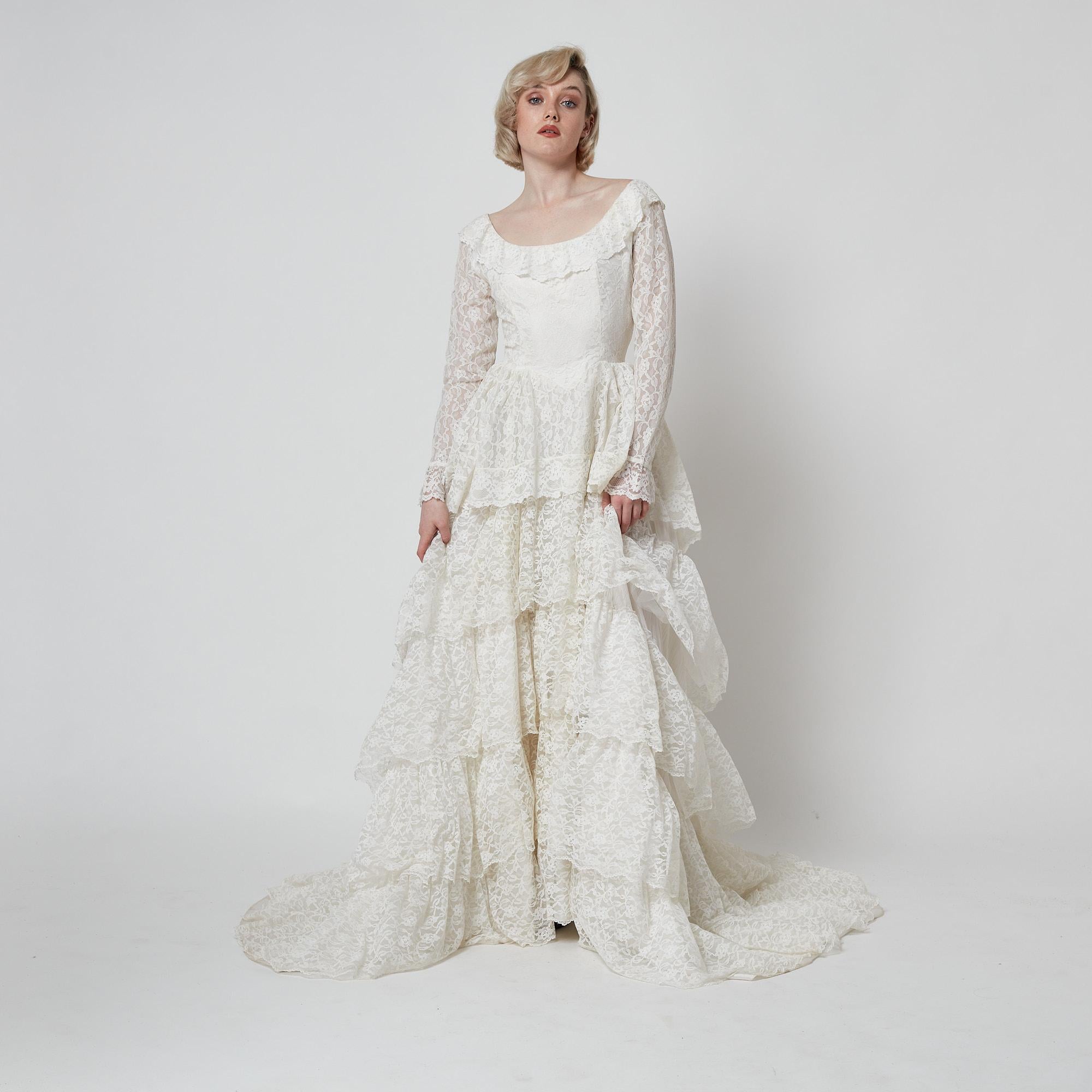 Robe de mariée à cinq niveaux avec encolure large des années 1970 en vente 2