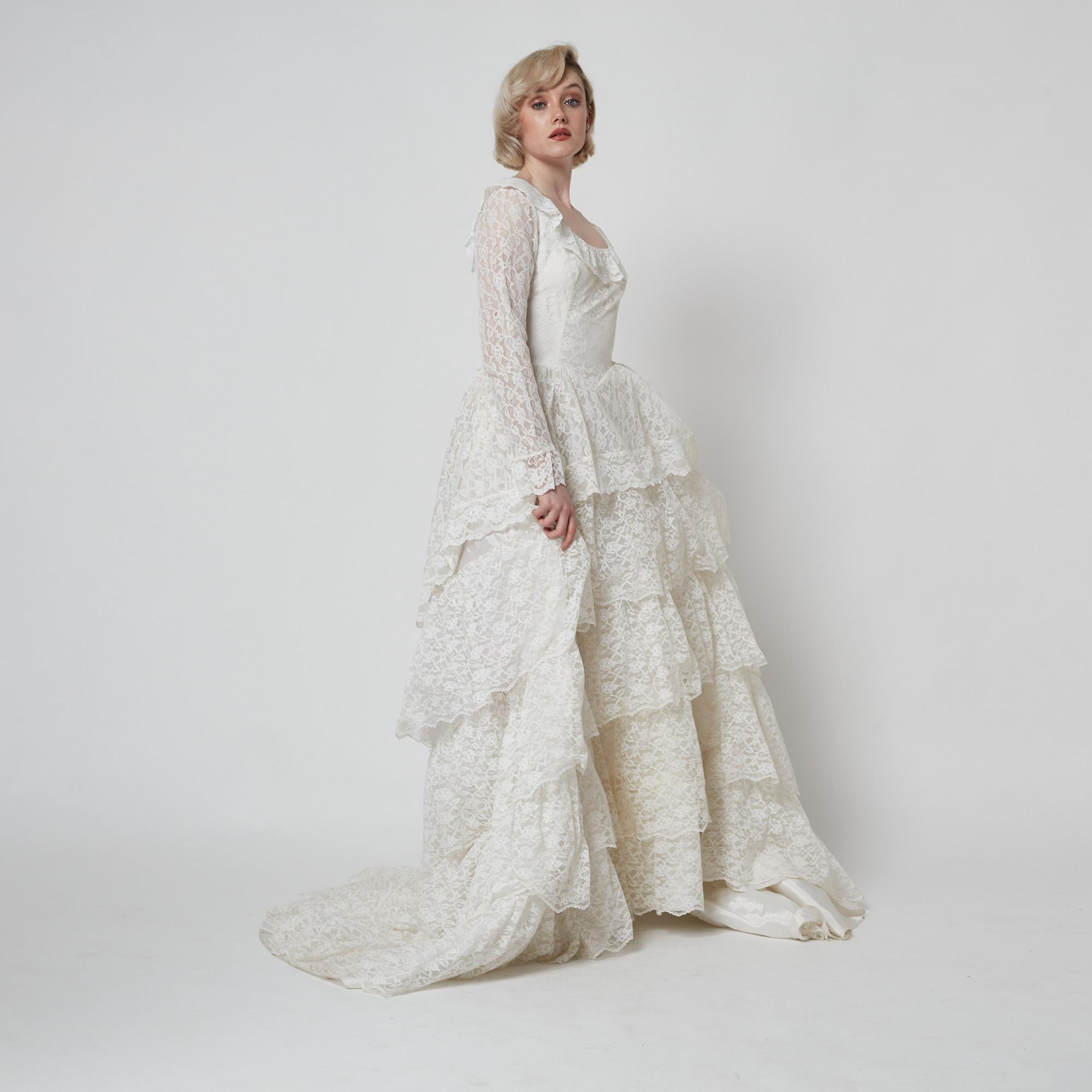 Robe de mariée à cinq niveaux avec encolure large des années 1970 en vente 3