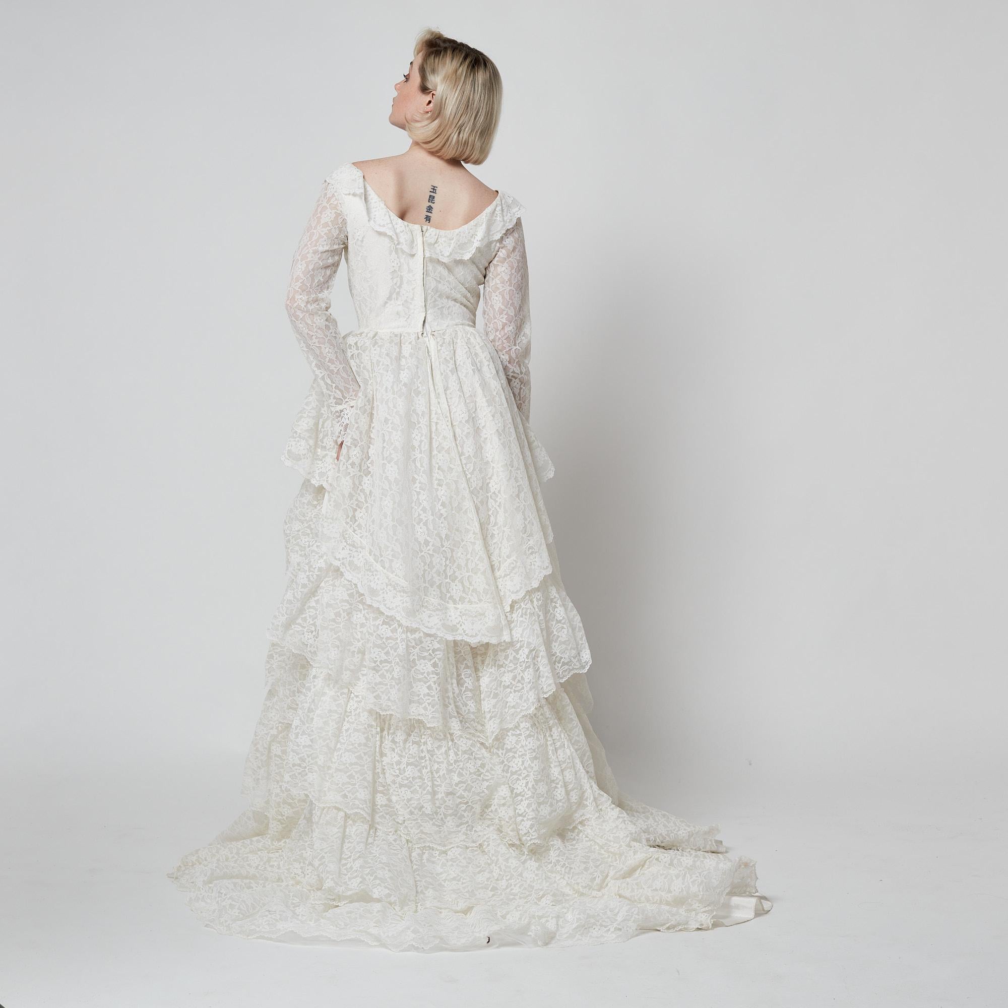 Robe de mariée à cinq niveaux avec encolure large des années 1970 en vente 4