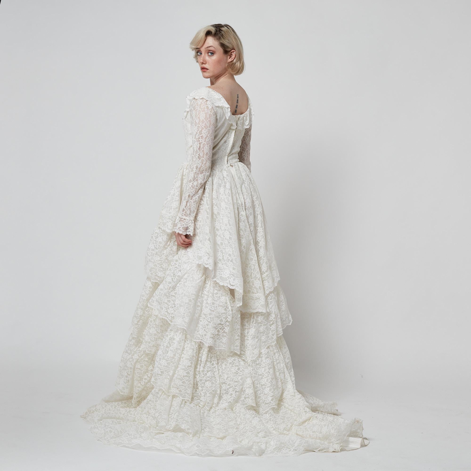 Robe de mariée à cinq niveaux avec encolure large des années 1970 en vente 5