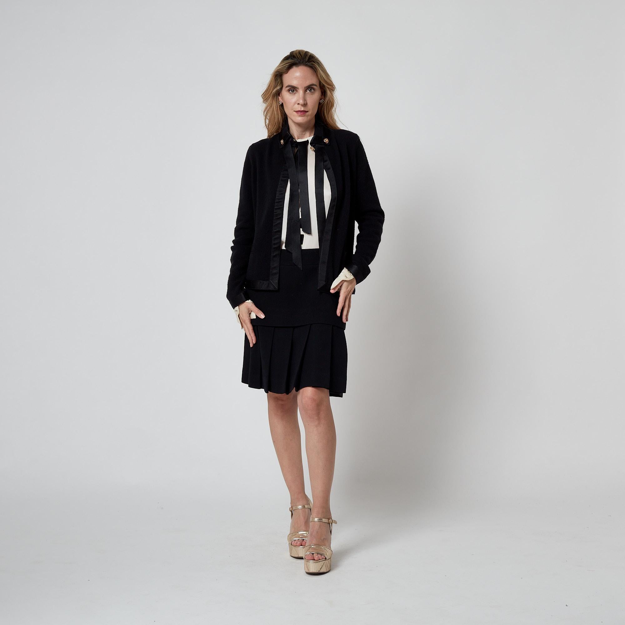 Cardigan Chanel autunno 1983 in cashmere nero con rifiniture in raso in vendita 5