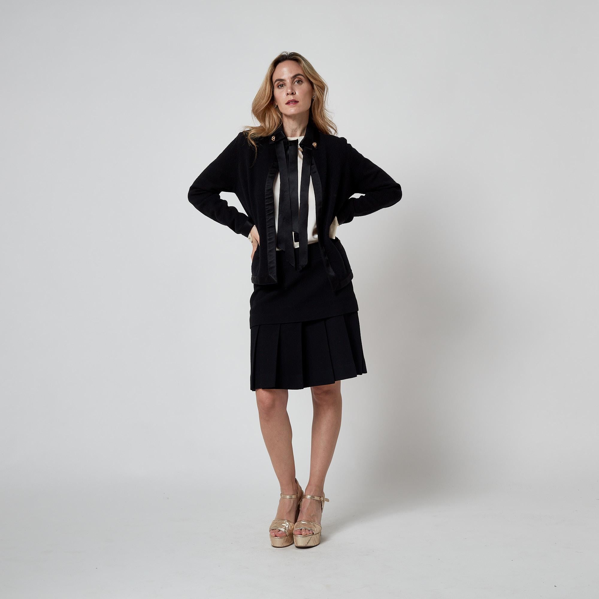 Cardigan Chanel autunno 1983 in cashmere nero con rifiniture in raso in vendita 7