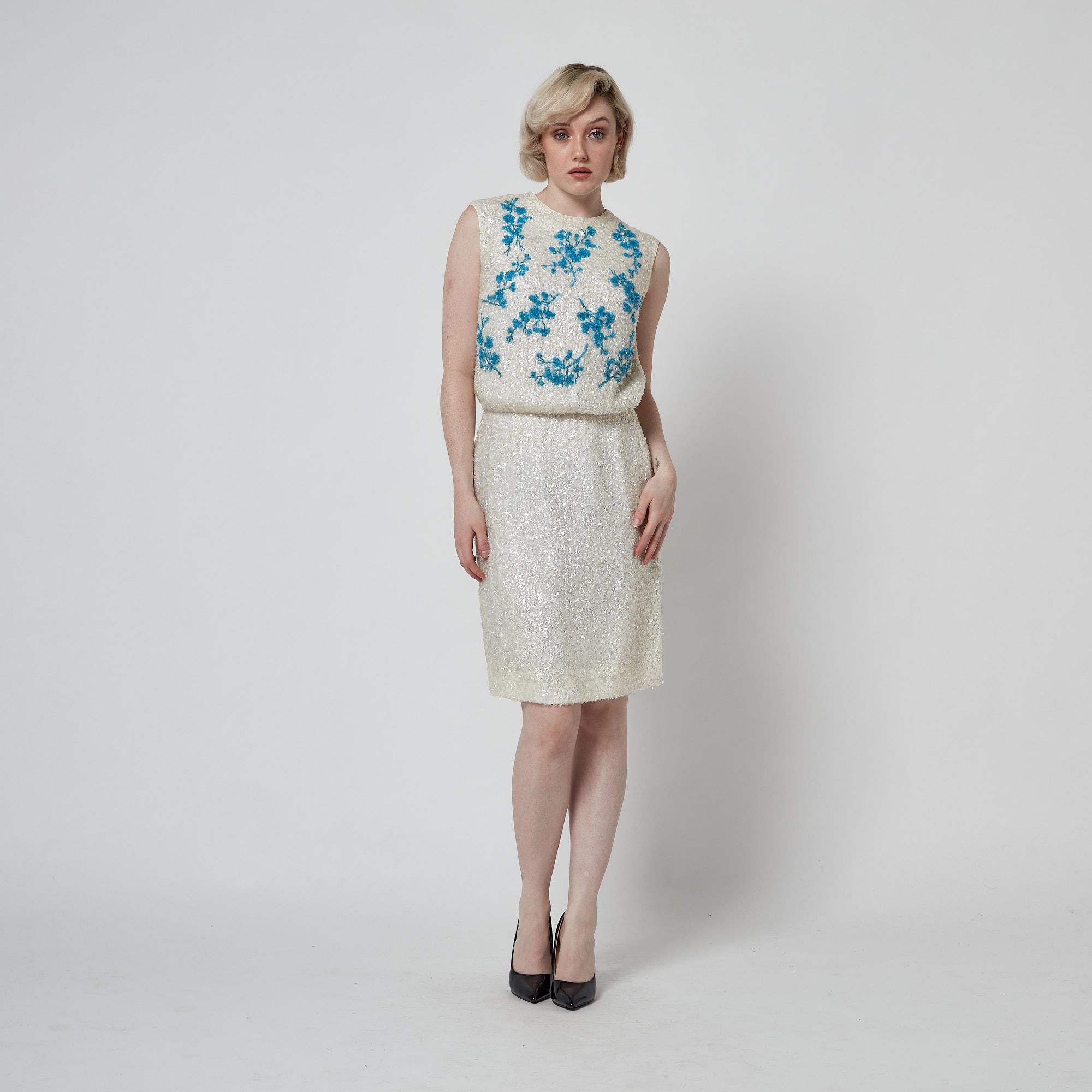 1960er Jo Ro Imports Blaues und cremefarbenes Pailletten-Shift-Kleid im Angebot 1