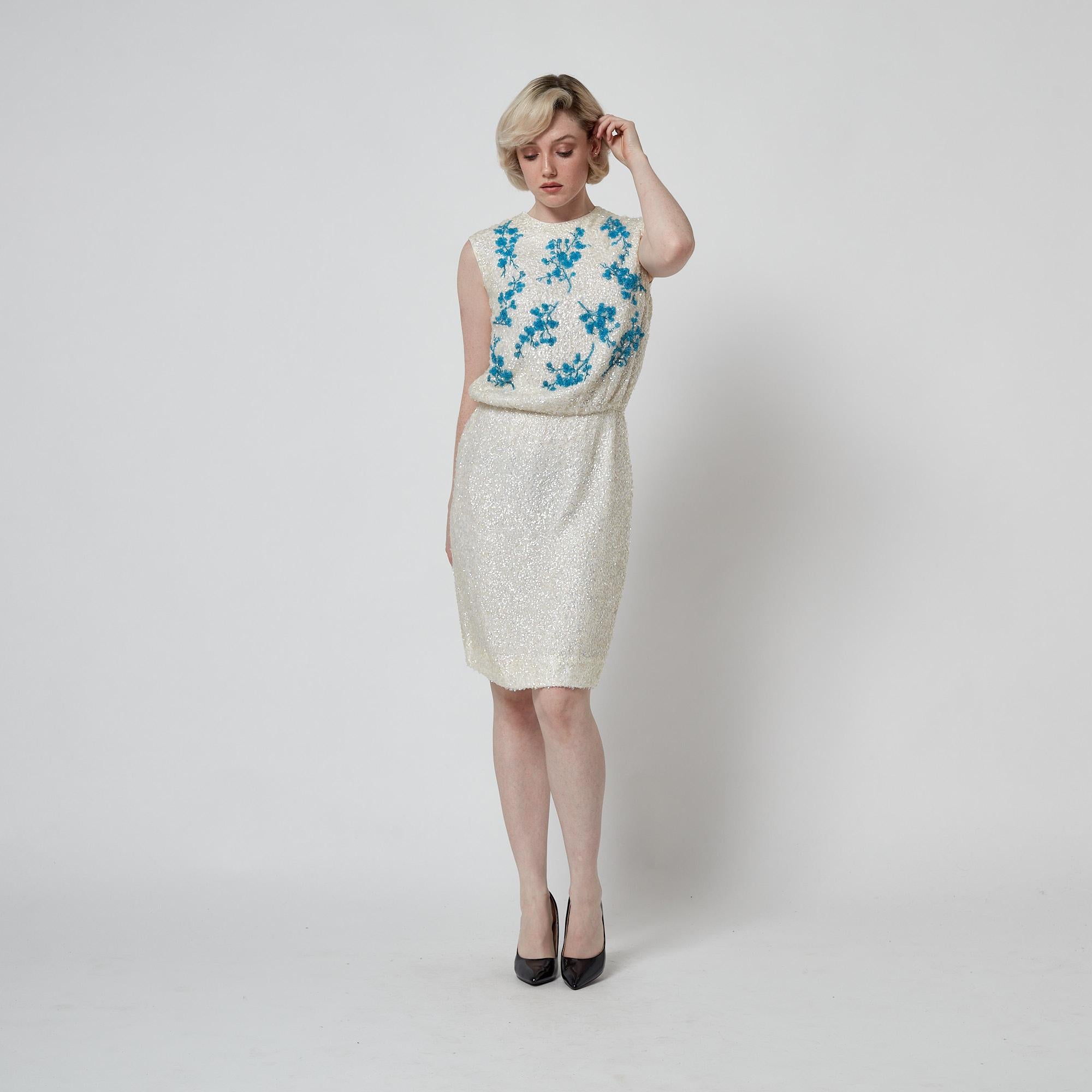 1960er Jo Ro Imports Blaues und cremefarbenes Pailletten-Shift-Kleid im Angebot 2