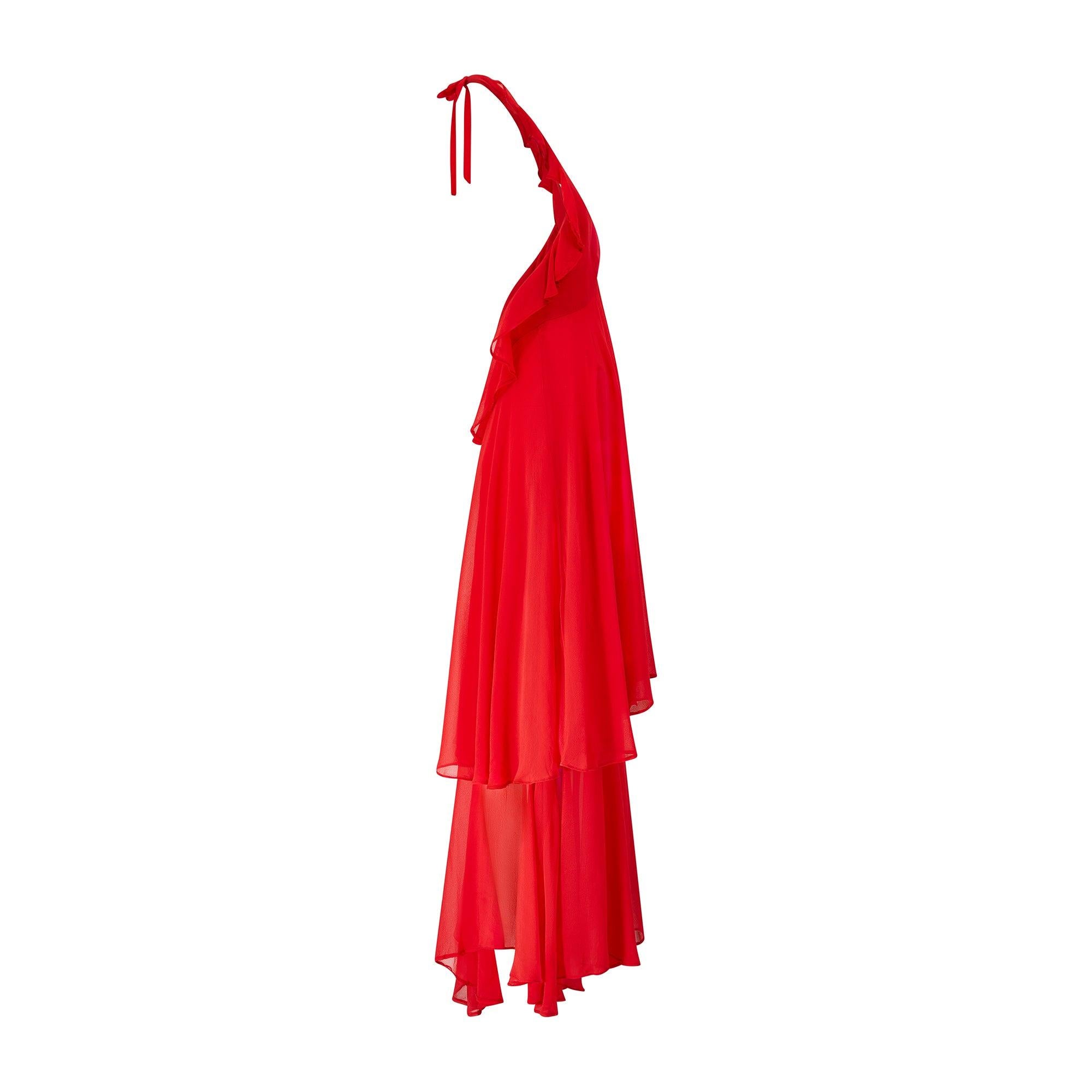 Cette robe longue rouge cramoisi est l'une des premières créations du designer de mode singapourien Benny Ong pour la ligne Mushroom du label londonien Perlei, très prisée dans les années 1970. Parmi les clients privés de M. Ong pour sa marque