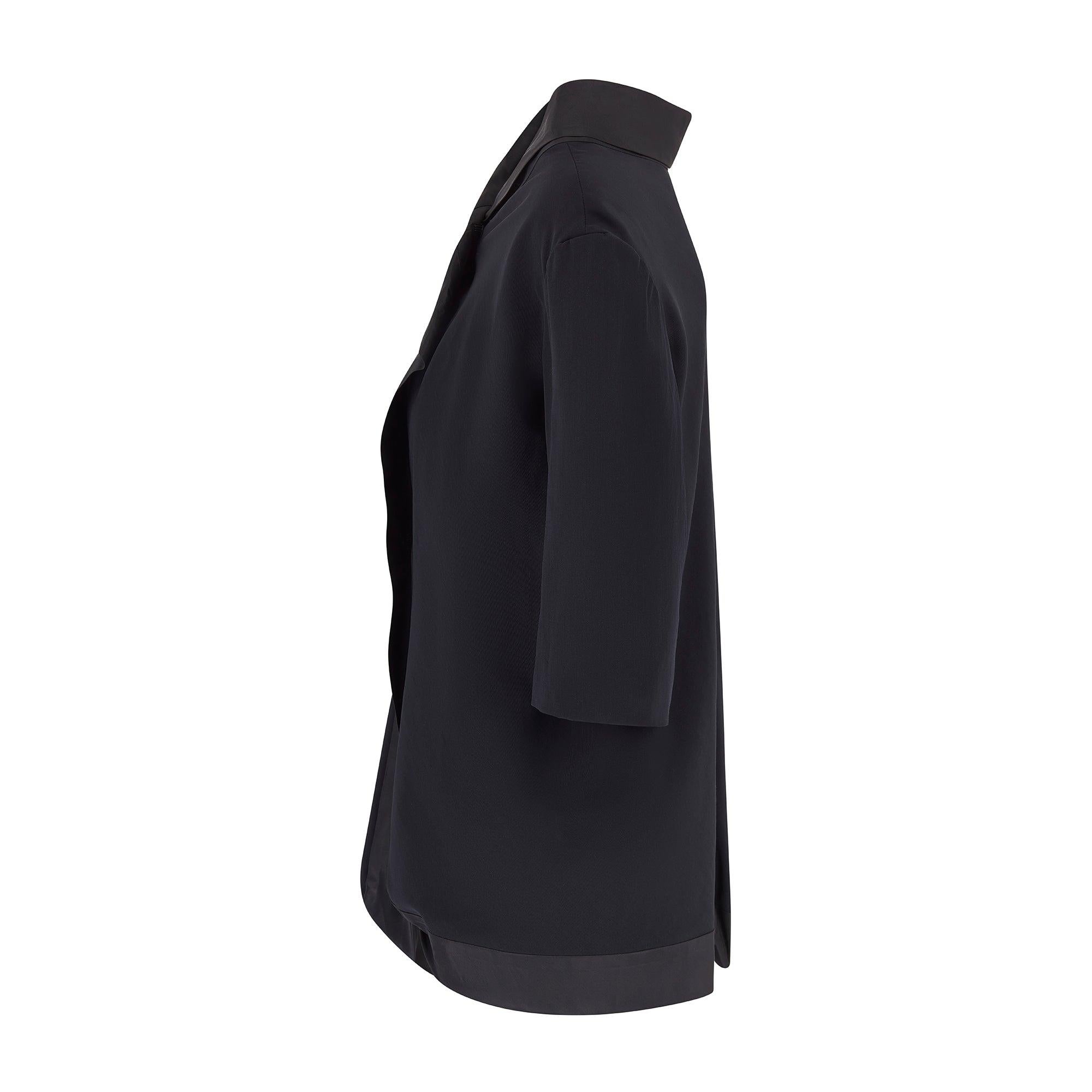 Créateur de mode et maître tailleur réputé, Yohji Yamamoto est connu pour ses créations avant-gardistes enracinées dans l'esthétique japonaise. Fabriquée au Japon, cette veste a été portée par Erin O'Connor pour la collection printemps 2001 de la