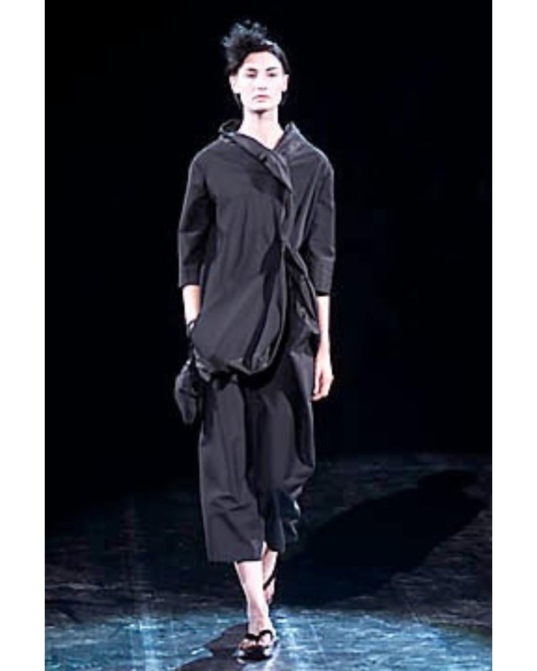 2001 Yamamoto Runway Documented Veste chemise drapée noire en vente 1