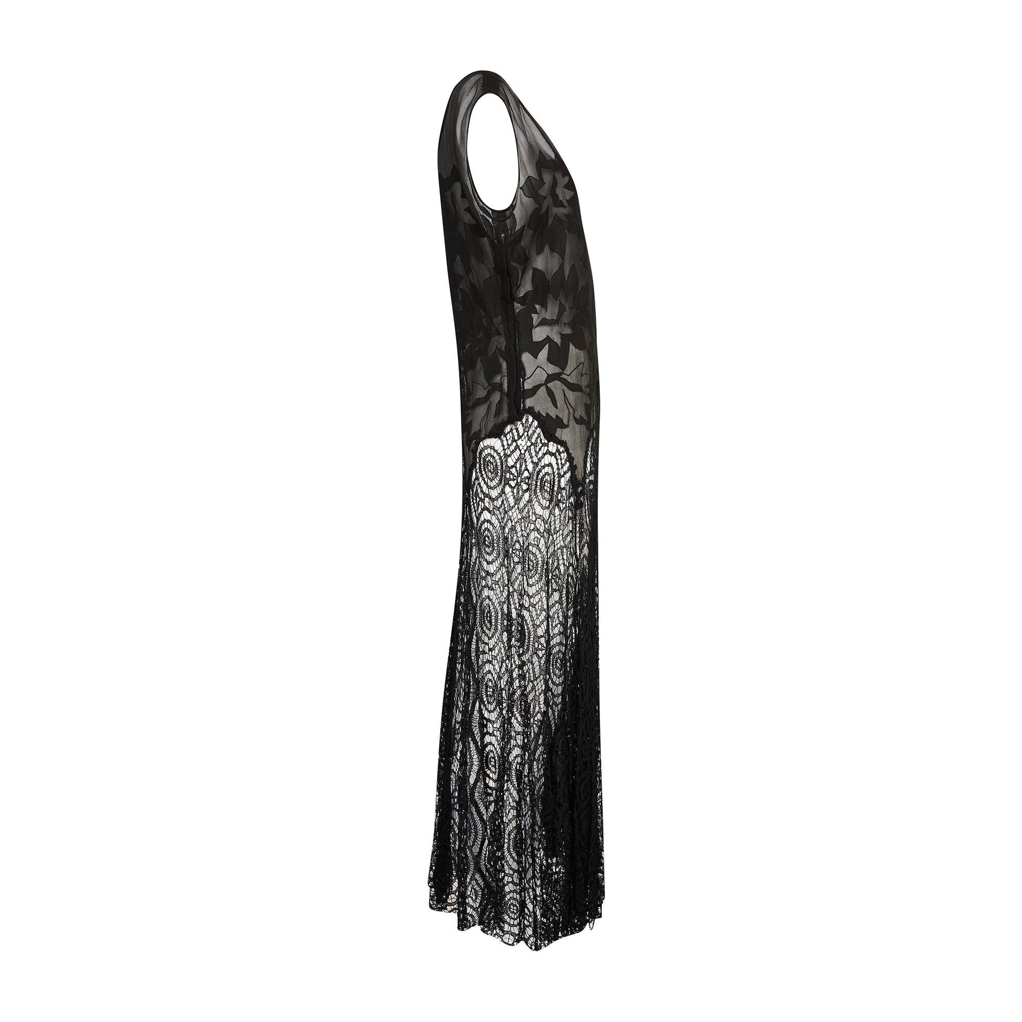 Cette magnifique robe fourreau en dentelle noire a été fabriquée dans les années 1930. Les robes de cette époque sont extrêmement recherchées, surtout lorsqu'elles sont en excellent état et de taille généreuse. Il est taillé dans une mousseline de