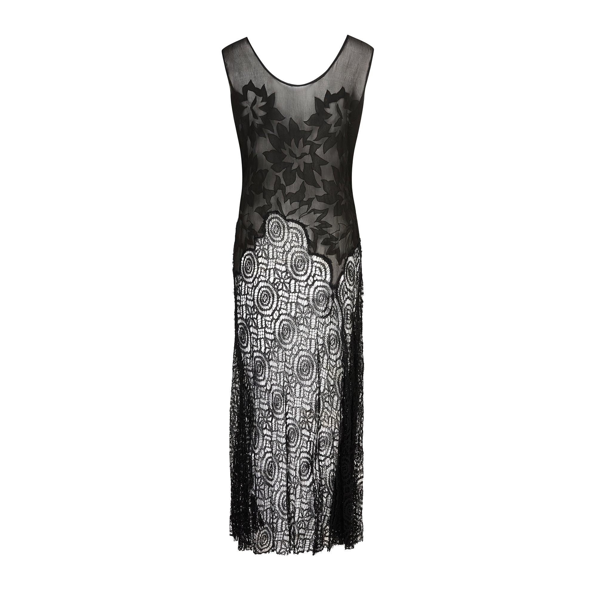 Noir 1930 - Robe en mousseline noire avec corsage et dentelle appliqués en vente