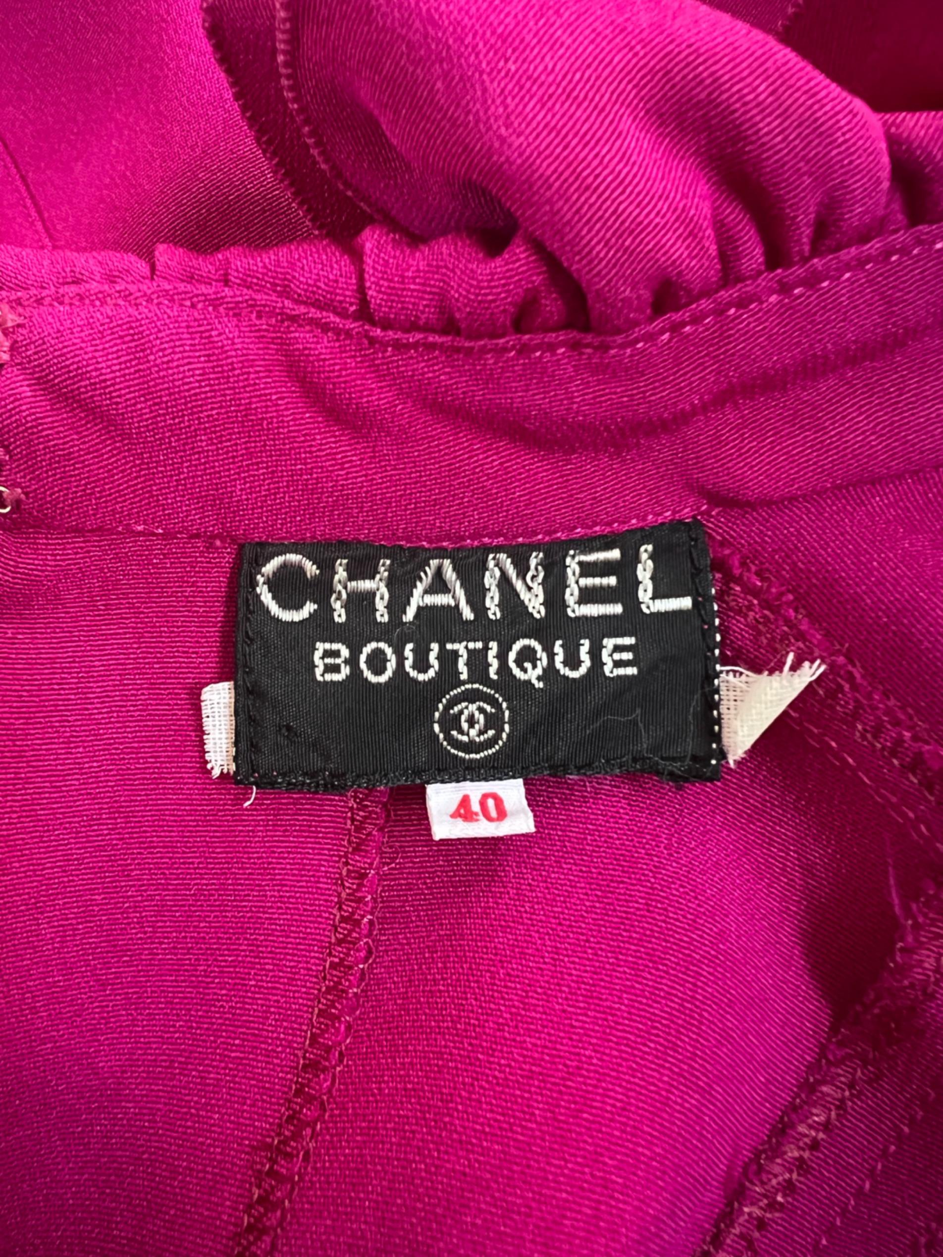 De las mujeres Blusa Chanel años 80 de seda pesada fucsia con cuello de volante en venta