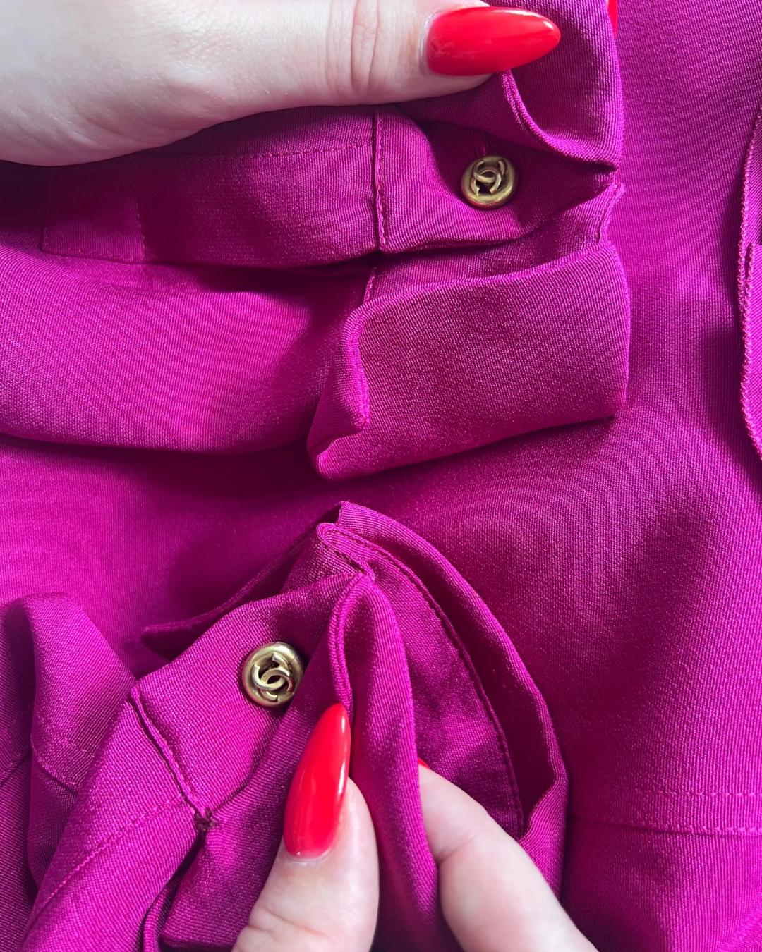 Blusa Chanel años 80 de seda pesada fucsia con cuello de volante en venta 1