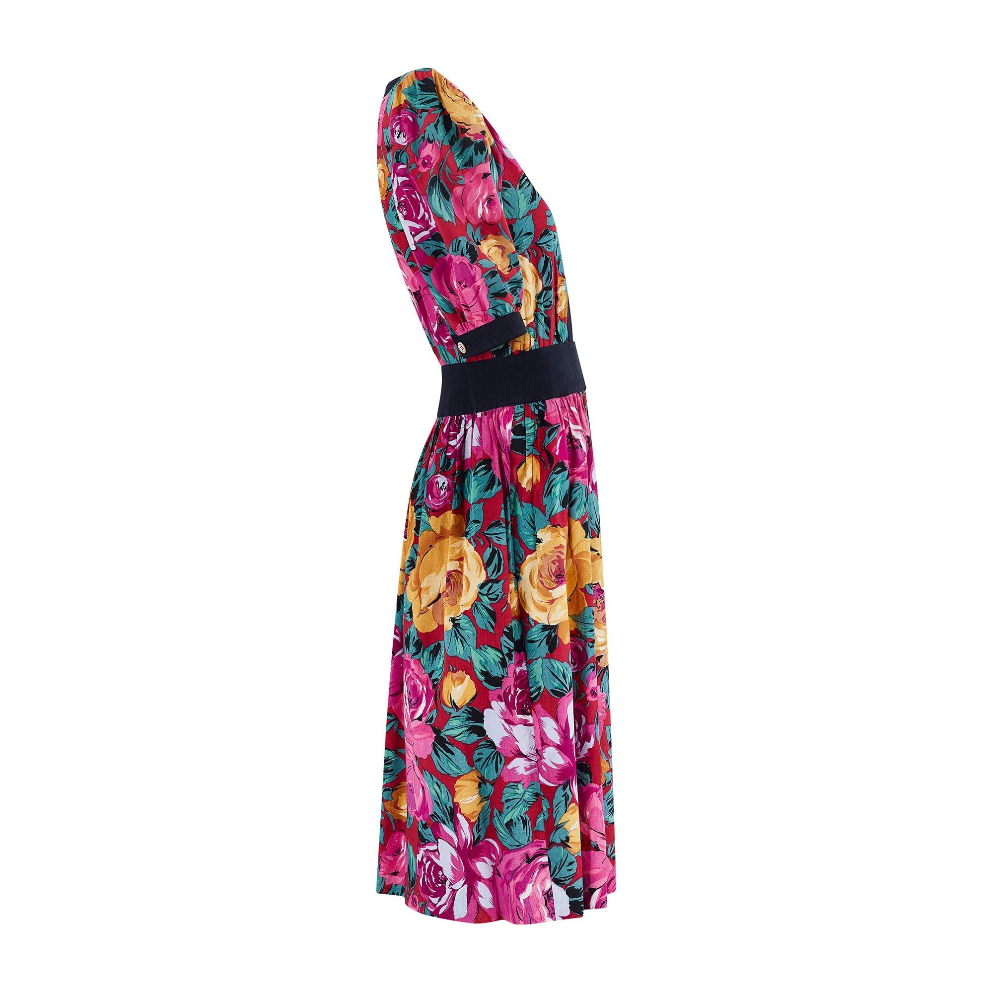 Cette robe vibrante à imprimé floral a été conçue par Hanae Mori dans les années 1980 et présente de nombreuses caractéristiques du style de l'époque. Taillé dans un coton cramoisi imprimé de roses soufflées dans des tons ocre et fuchsia, entourées