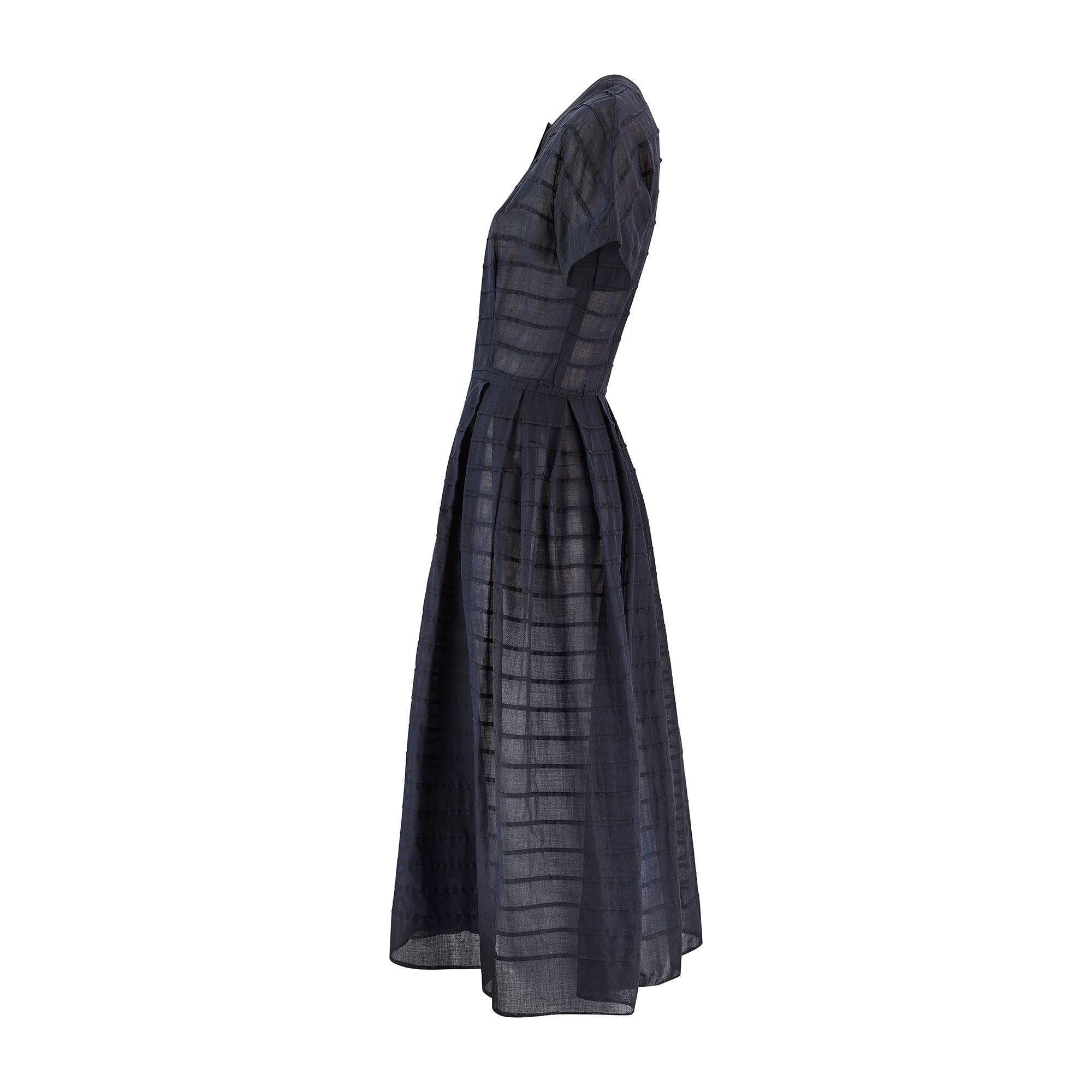 Cette robe en coton marine a été fabriquée par L'Aignon dans les années 1950 - une marque américaine de prêt-à-porter de très haute qualité vendue dans certains des meilleurs grands magasins des États-Unis. Ils ont régulièrement fait de la publicité