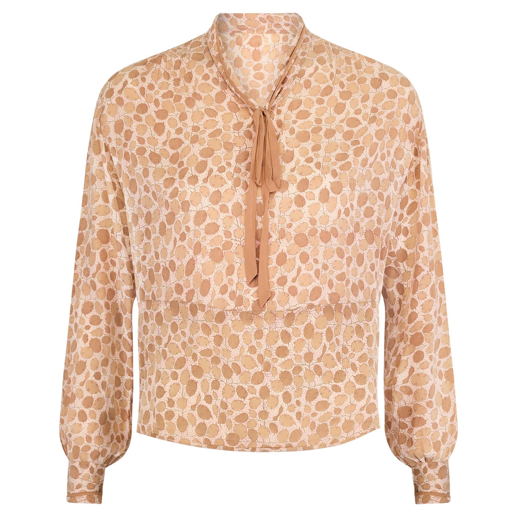 Blouse en soie imprimée de feuilles, marron pâle, col cravate, années 1920 en vente
