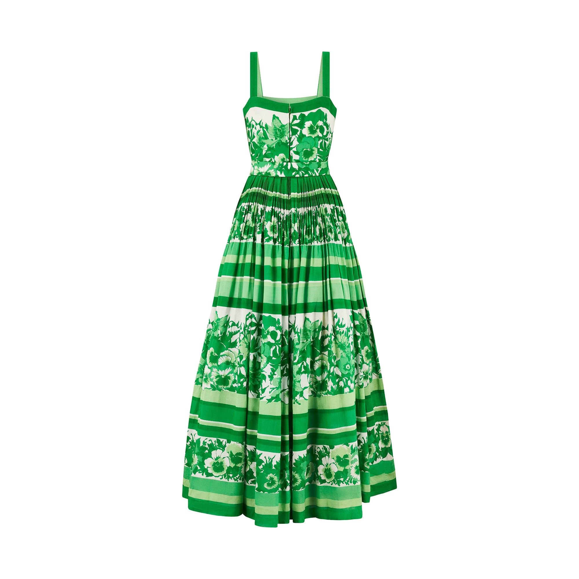 Une robe longue de couture française des années 1970 qui fera sensation lors d'un événement formel ou d'une fête d'été. Il combine des fleurs et des rayures dans un motif tonal audacieux, avec une palette de couleurs composée de vert émeraude, de