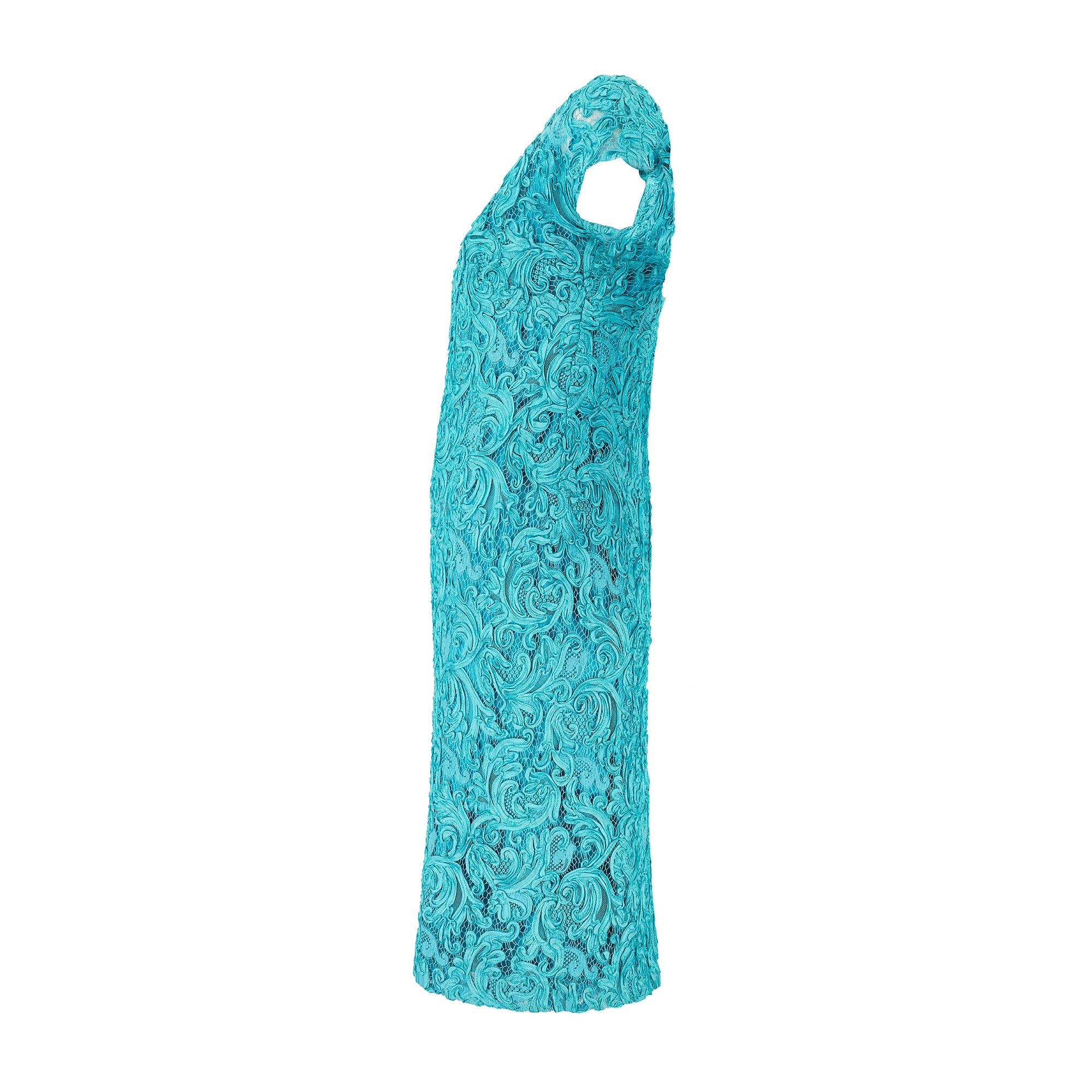 Cette fabuleuse robe vintage a été confectionnée à Londres dans les années 1960 par le label anglais Roter. Elle est confectionnée en filet turquoise et recouverte d'une superposition de rubans élaborés et tourbillonnants, somptueusement cousus sur