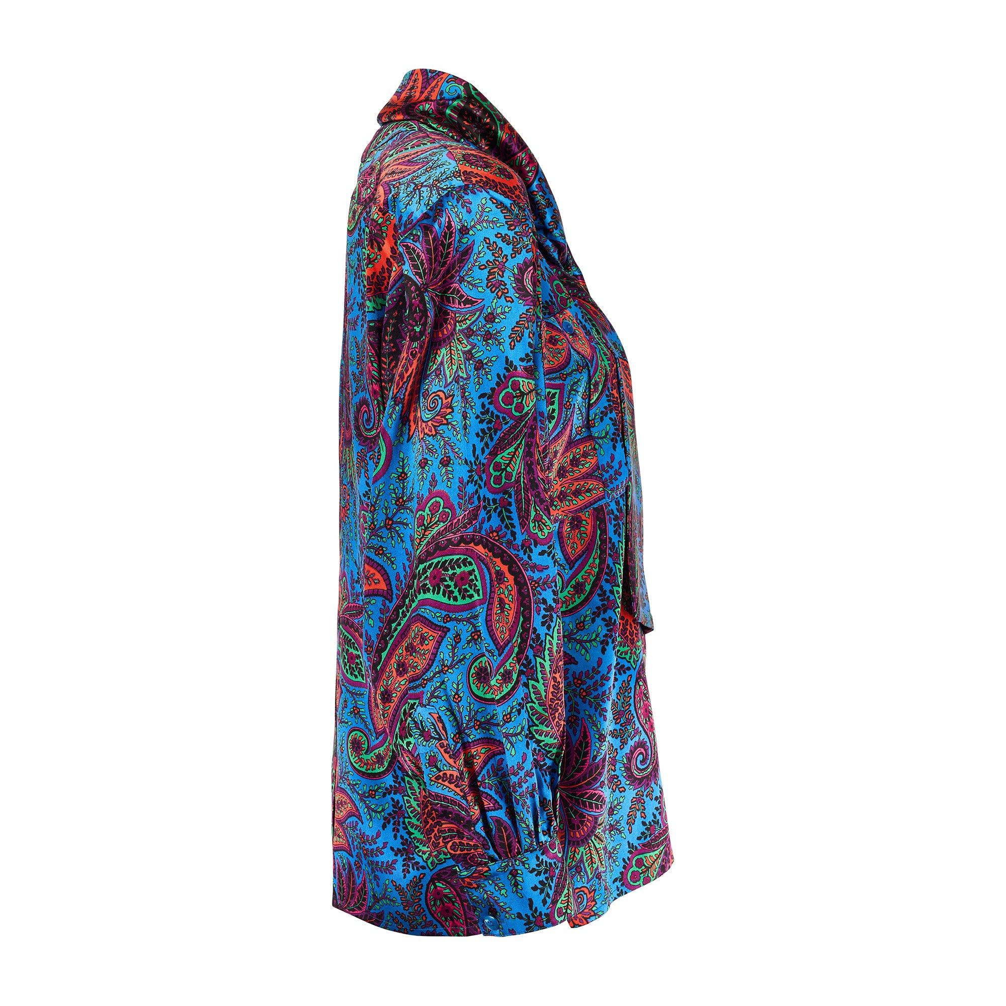Cette blouse en soie vibrante d'Escada remonte à l'apogée des années 1980, lorsque la marque était une marque de luxe très en vue. L'audacieux motif cachemire soufflé sur la soie est resplendissant dans des tons corail, bleu cobalt, violet et vert