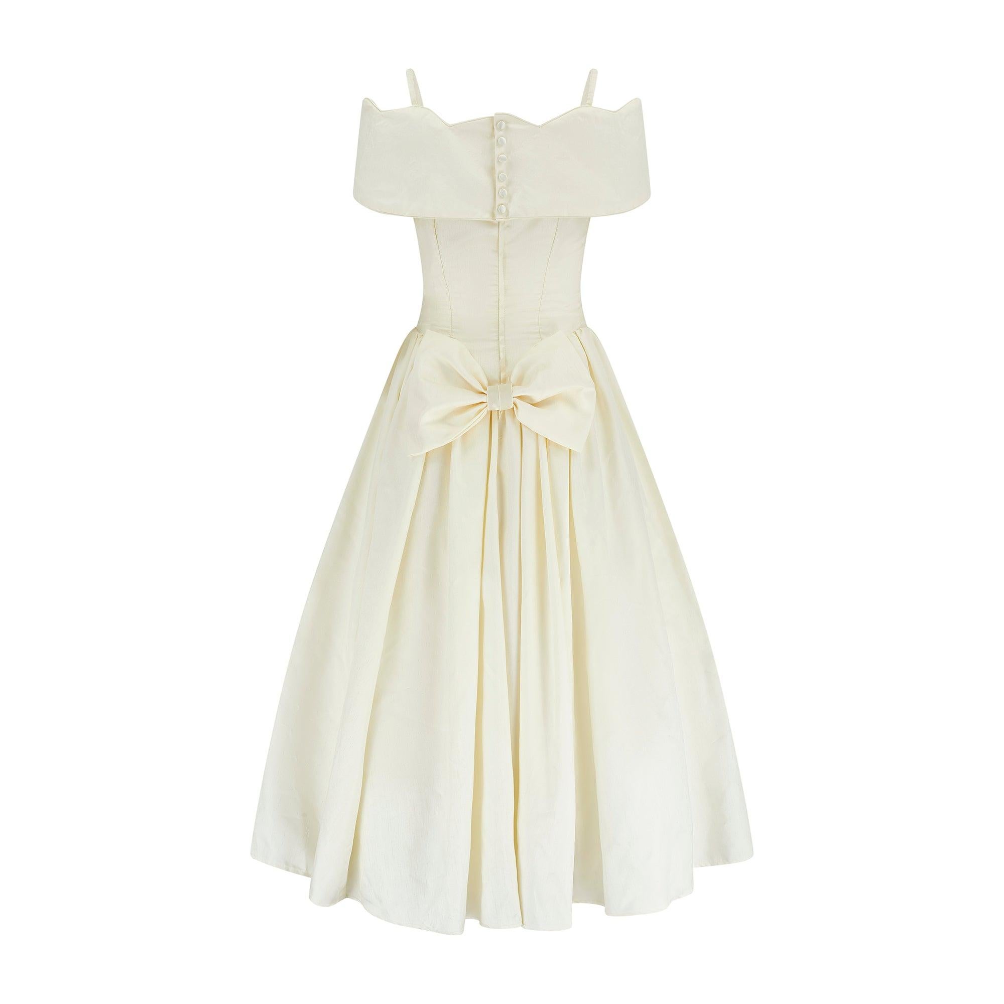 Beige Margaret Lee - Robe de mariée à épaules dénudées en soie crème avec nœud, années 1990 en vente