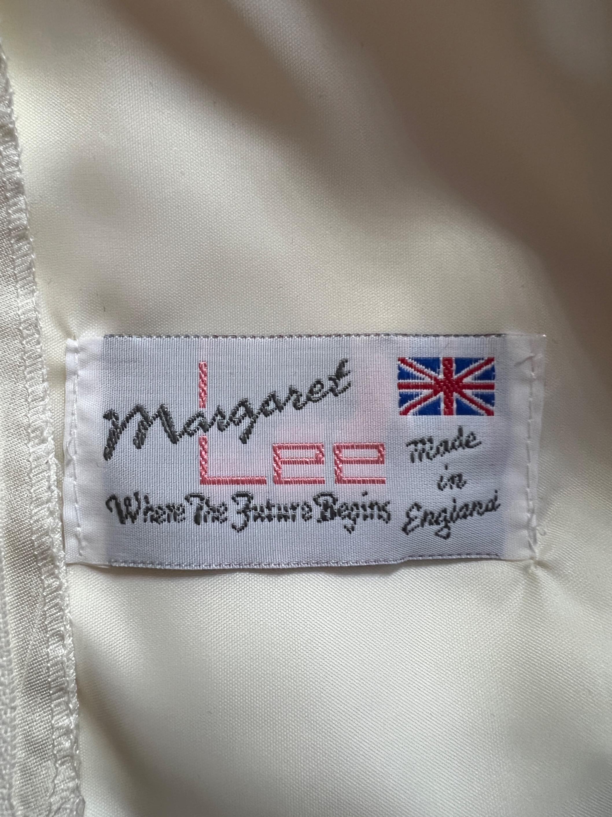 Margaret Lee - Robe de mariée à épaules dénudées en soie crème avec nœud, années 1990 Pour femmes en vente