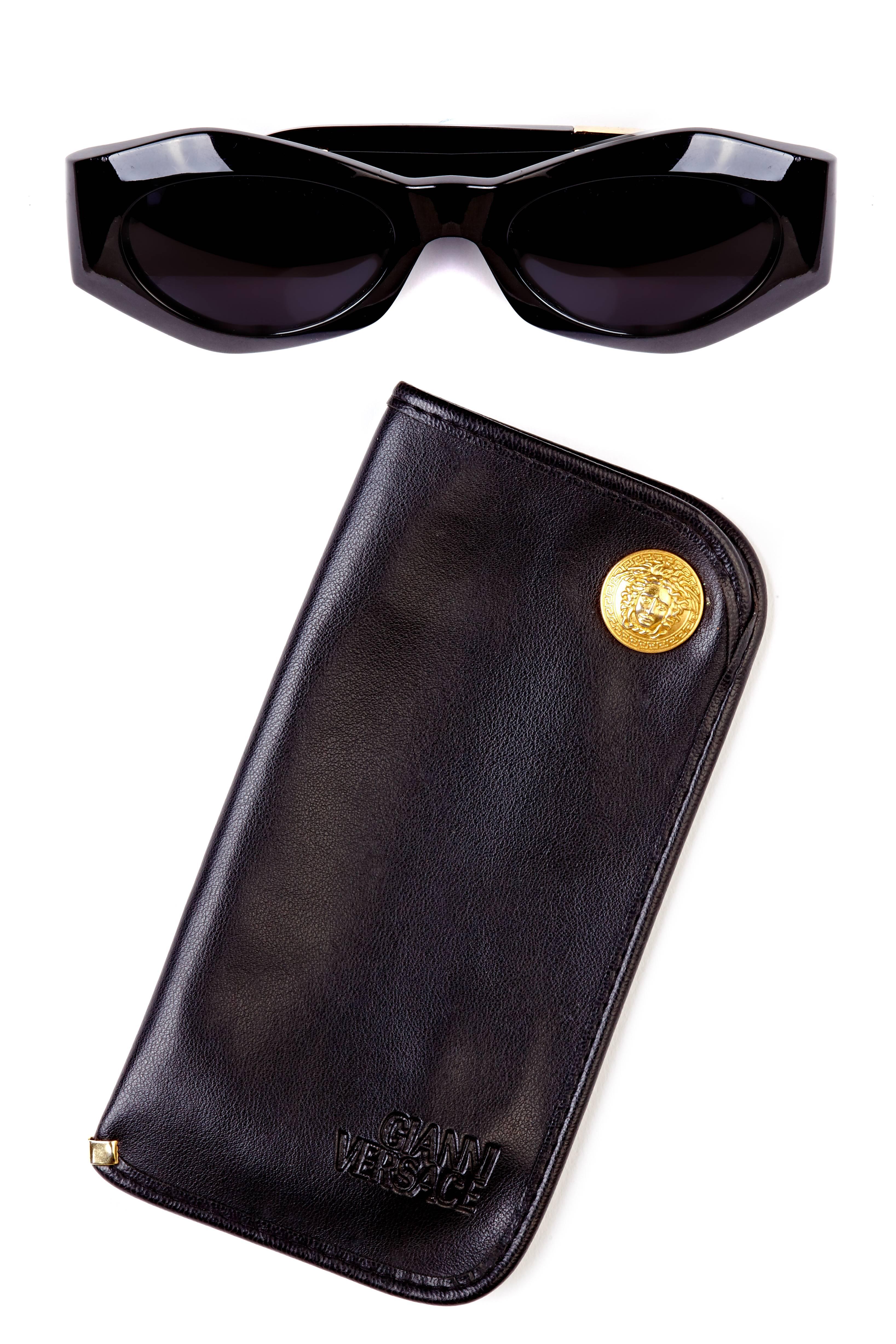 1990s Gianni Versace Black Medusa Vintage Sunglasses with Case Mod 422 Col 852 In Excellent Condition In London, GB