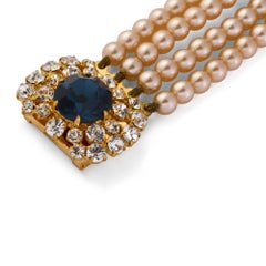 Collar tipo gargantilla de perlas de cuatro filas de los años 70 con cierre de cristal y piedra preciosa azul