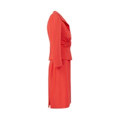 Completo con gonna rosso vermiglio della collezione Haute Couture di Valentino, sfilata del 2000