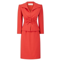 Completo con gonna rosso vermiglio della collezione Haute Couture di Valentino, sfilata del 2000
