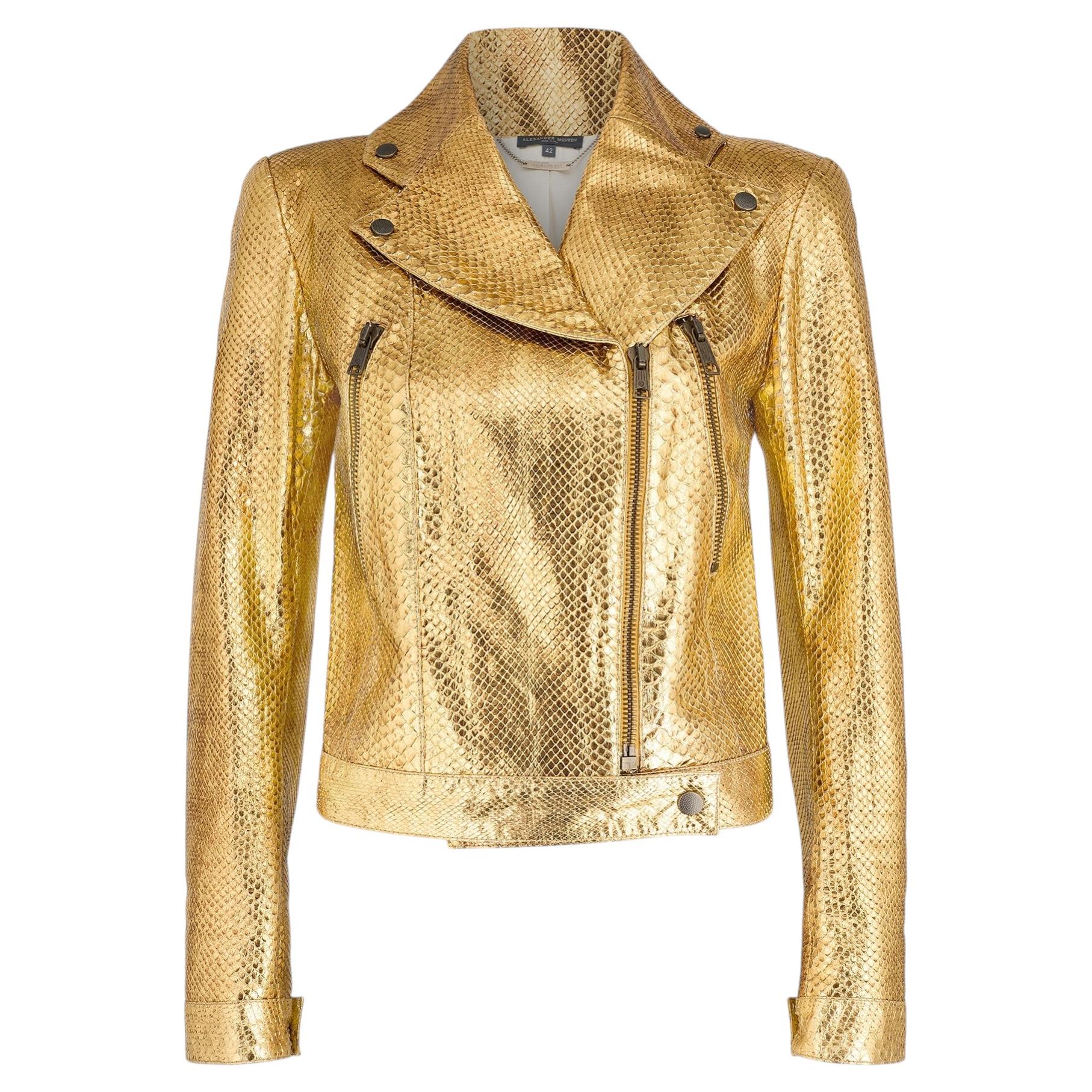 Chaqueta motera de piel de pitón dorada de Alexander McQueen de los años 2000 en venta