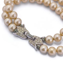 Bracelet Trifari à double rangée de perles des années 1950, avec fermoir en strass