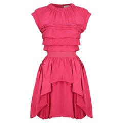 Abito plissettato in seta rosa intenso della collezione Resort 2011 di Nina Ricci, con bordi in pizzo