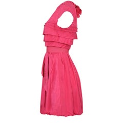 Abito plissettato in seta rosa intenso della collezione Resort 2011 di Nina Ricci, con bordi in pizzo
